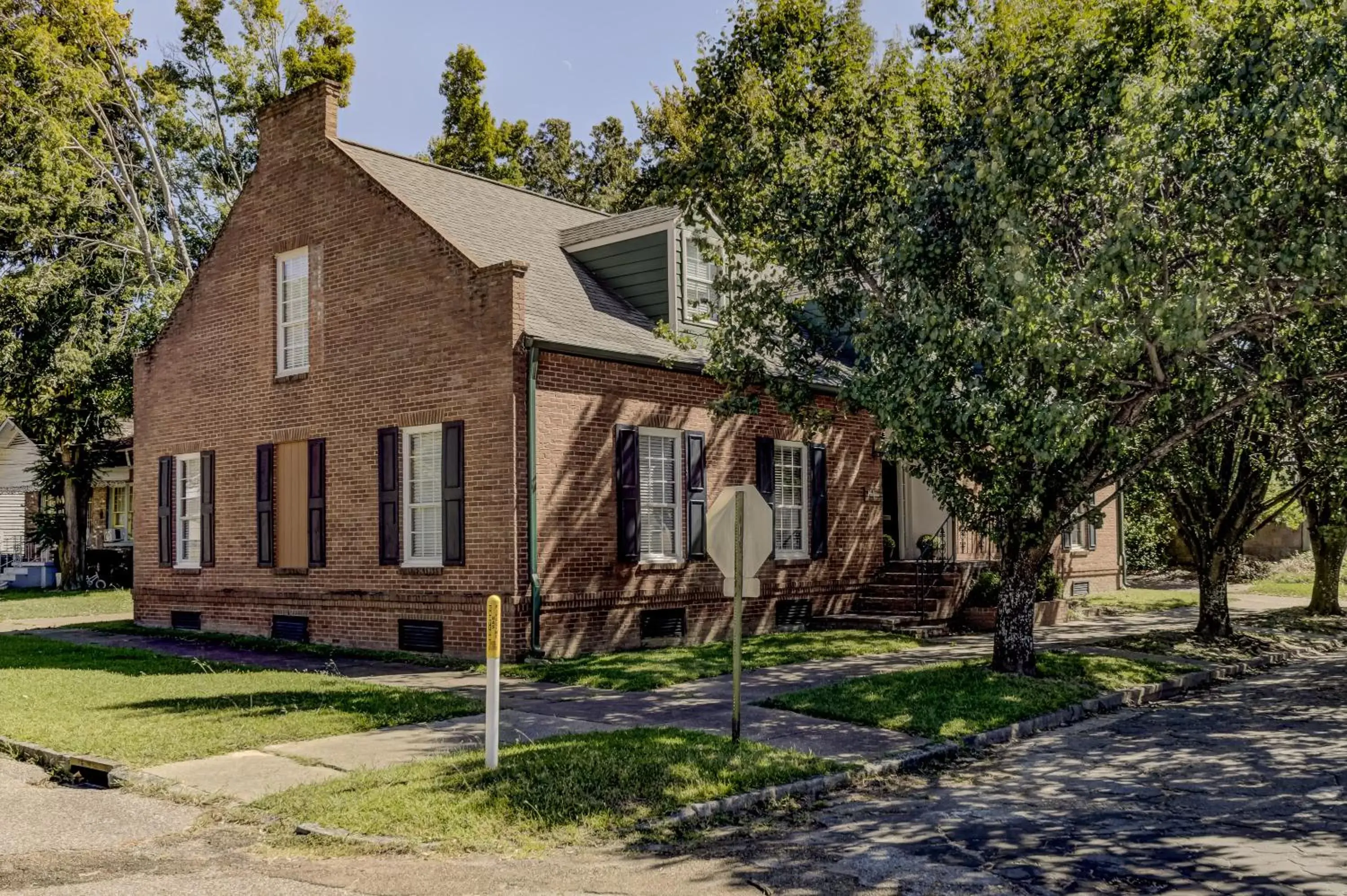 Property building in Halpino Property building in Halpino