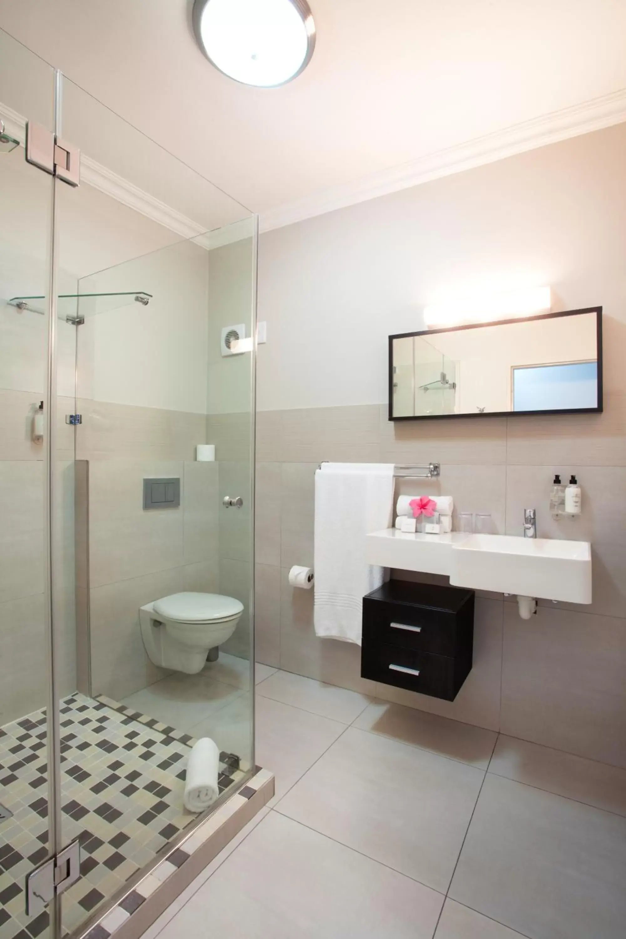 Shower, Bathroom in Devonvale Golf & Wine Estate