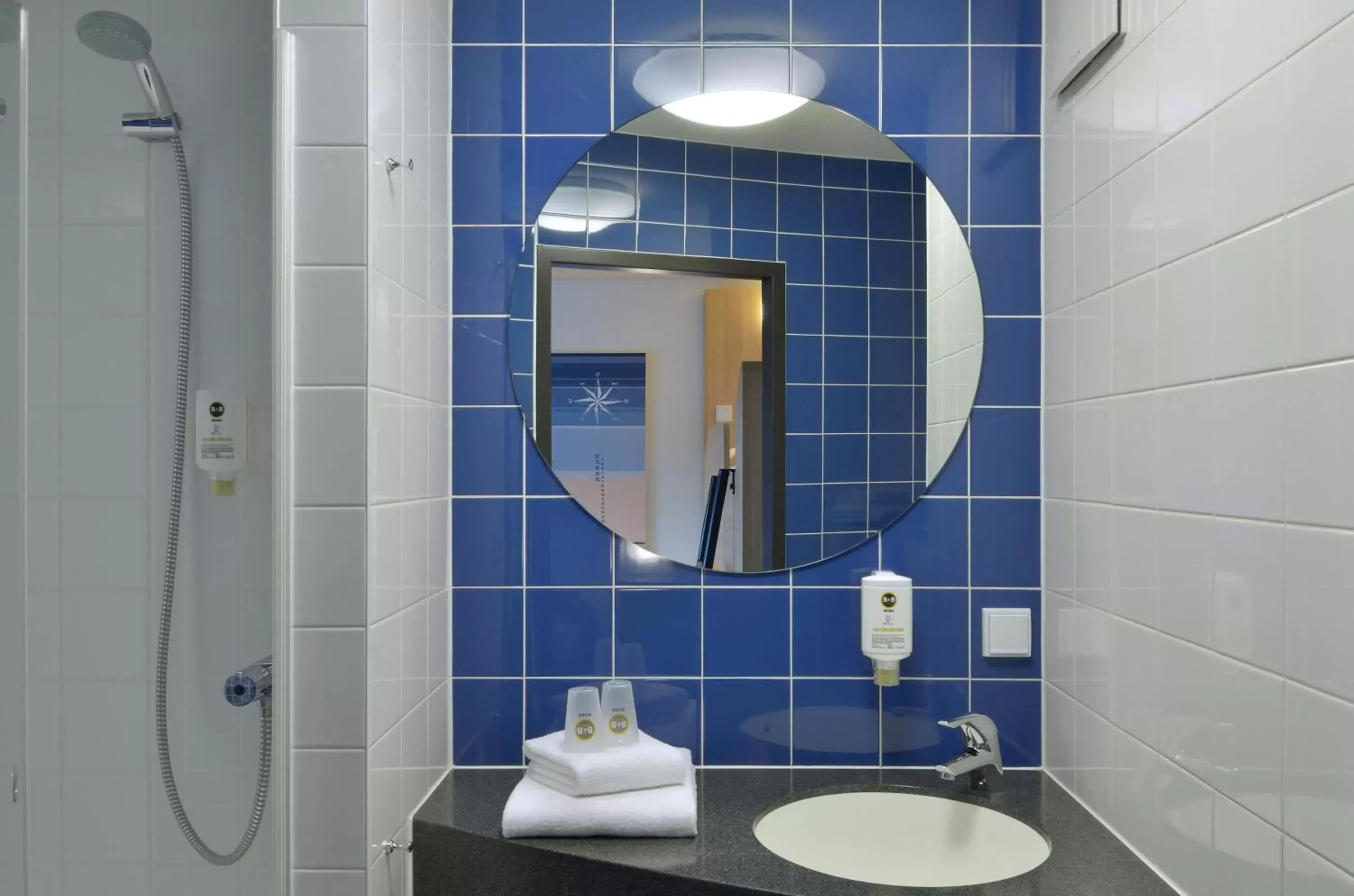 Bathroom in B&B Hotel Hamburg-Altona
