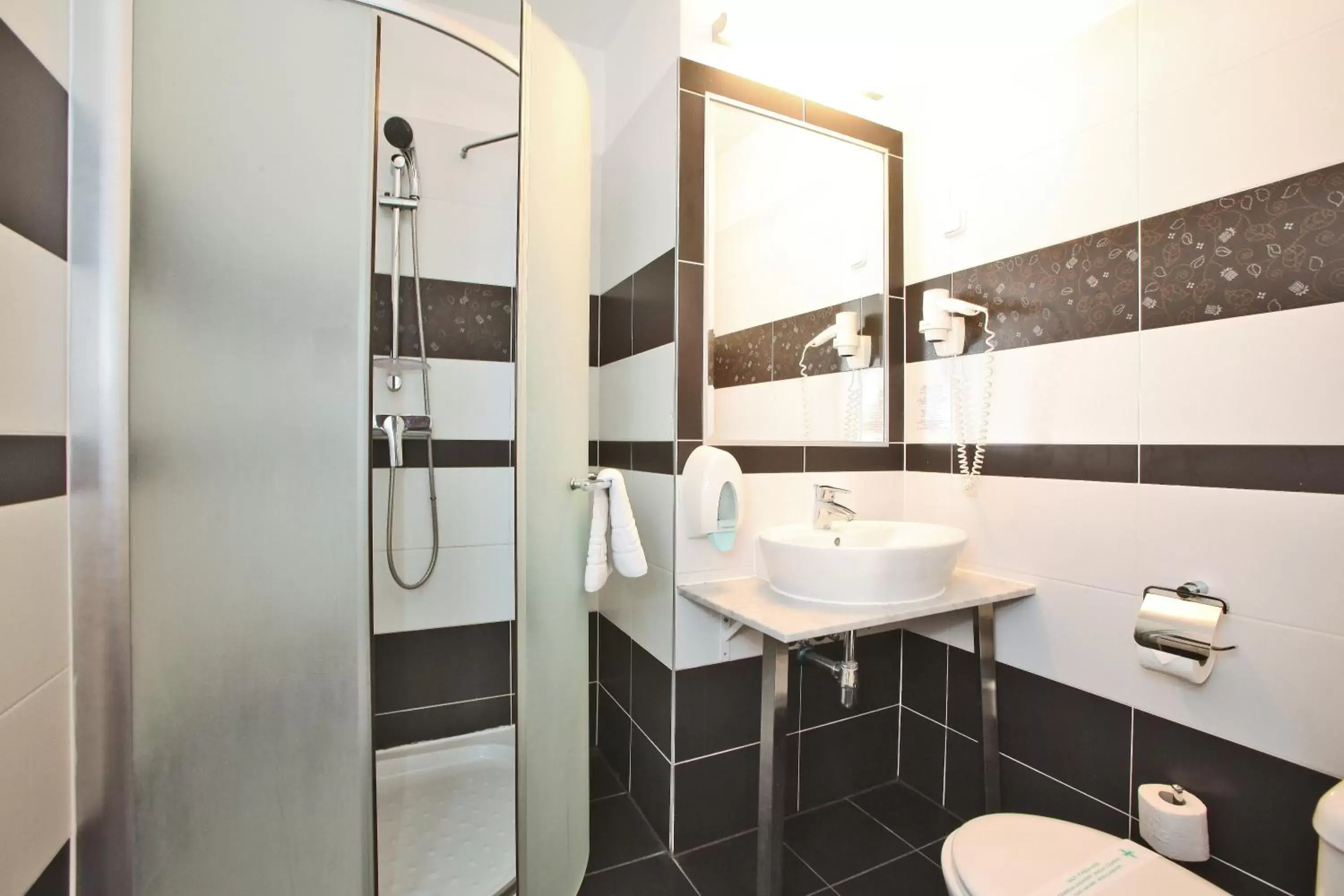 Shower, Bathroom in Medos Hotel