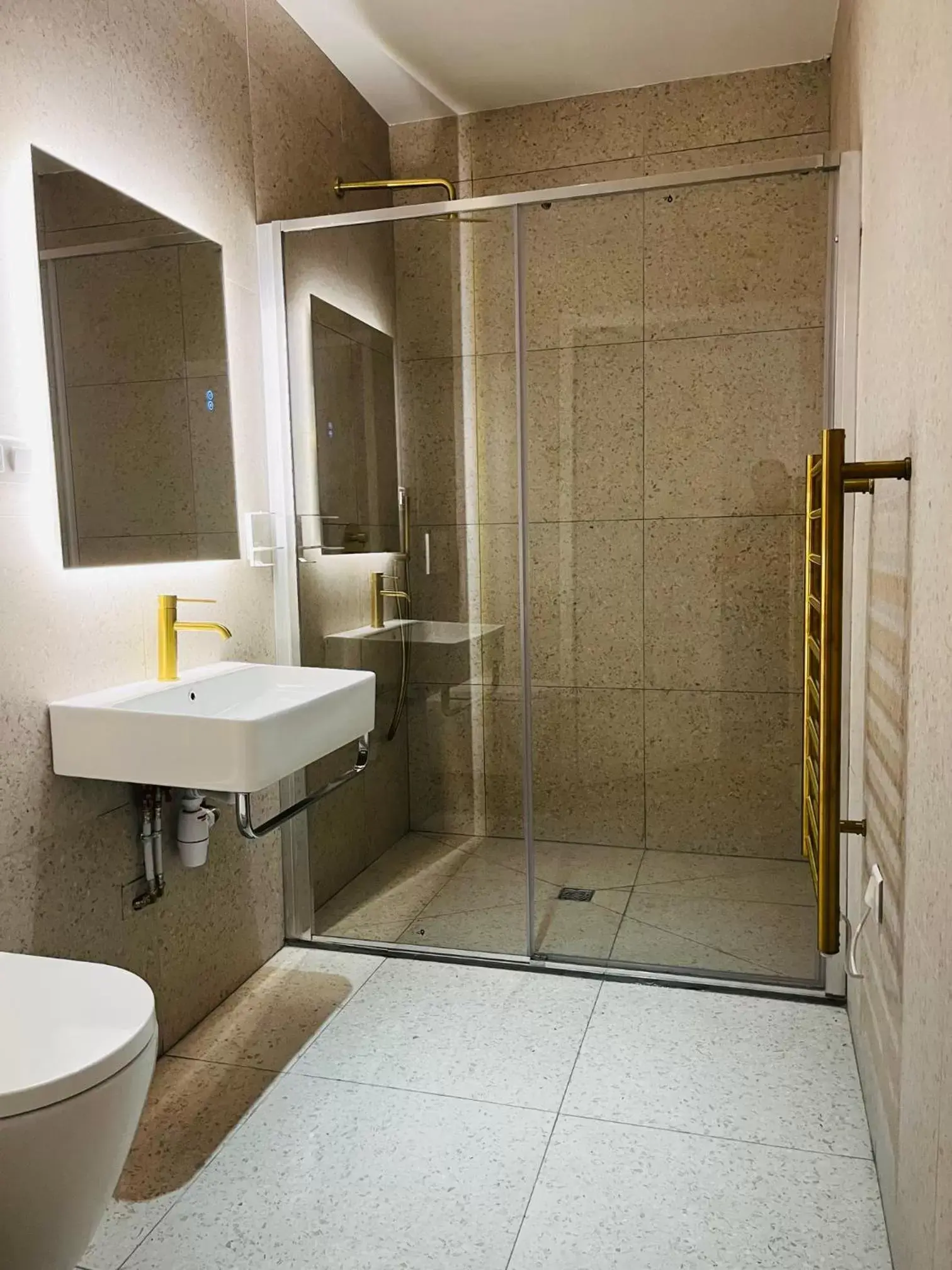 Bathroom in Hôtel De Londres