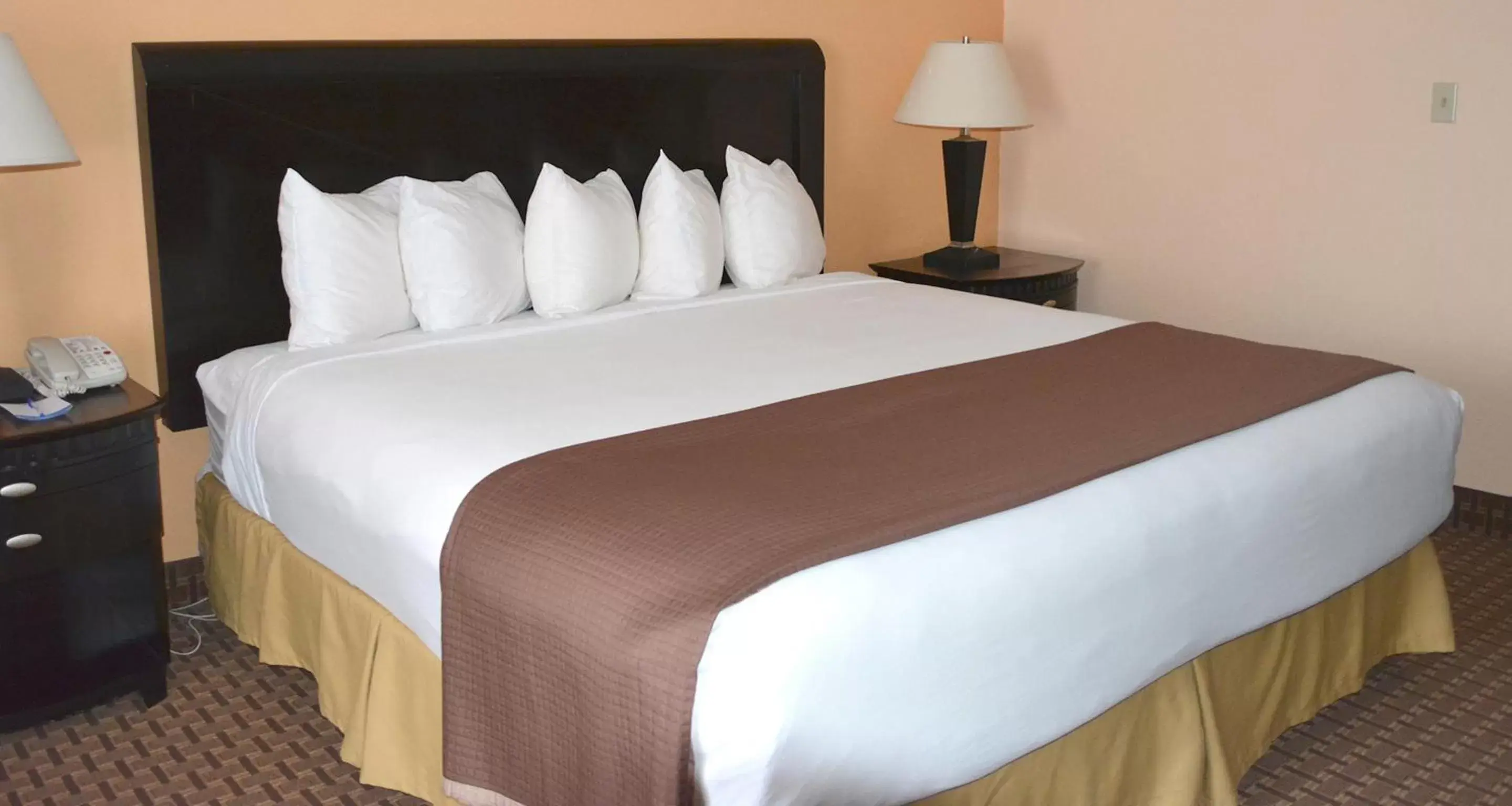 Bed, Room Photo in Baymont by Wyndham East Windsor Bradley Airport