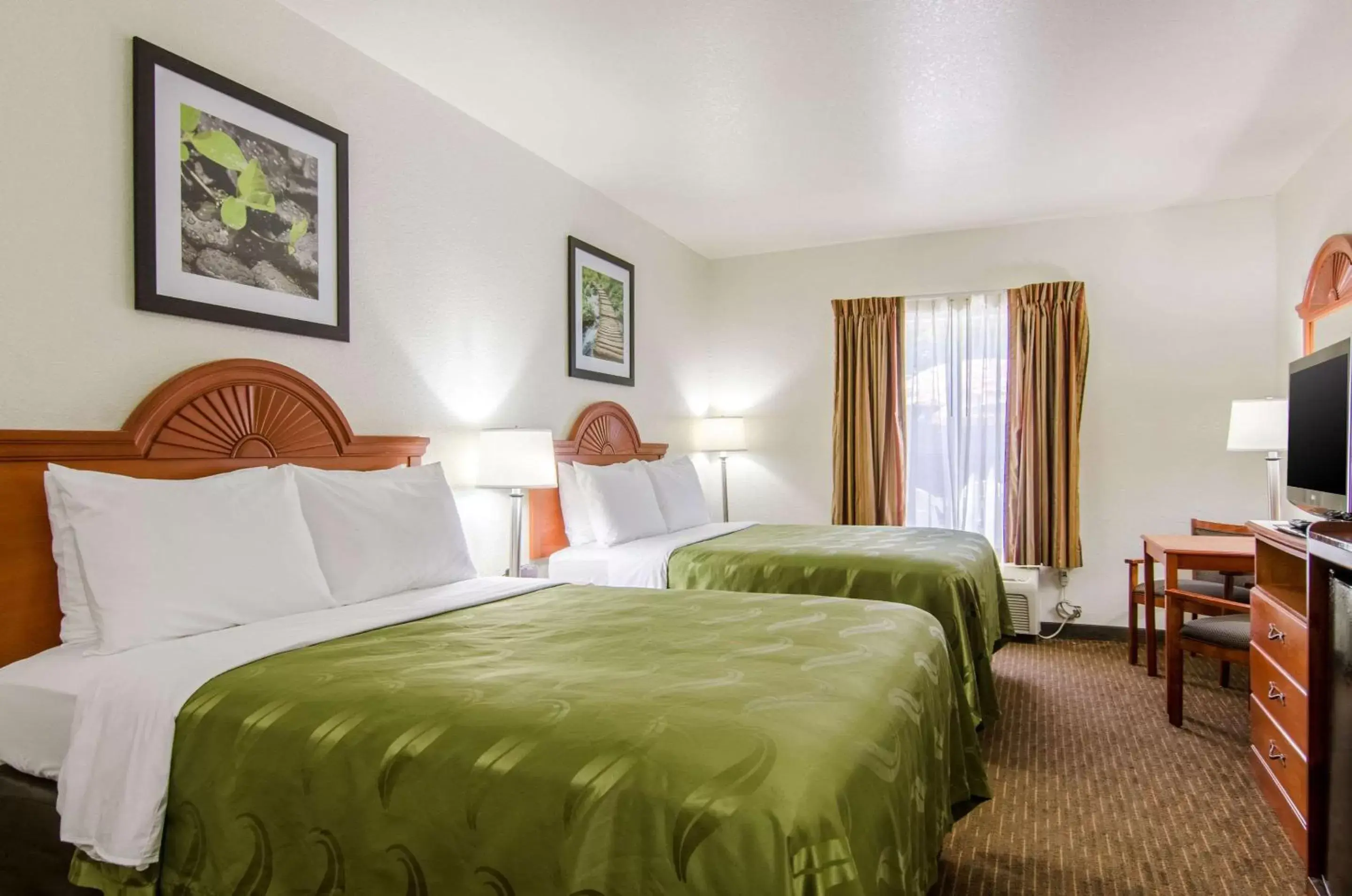 Photo of the whole room, Bed in Quality Inn Junction City near Fort Riley