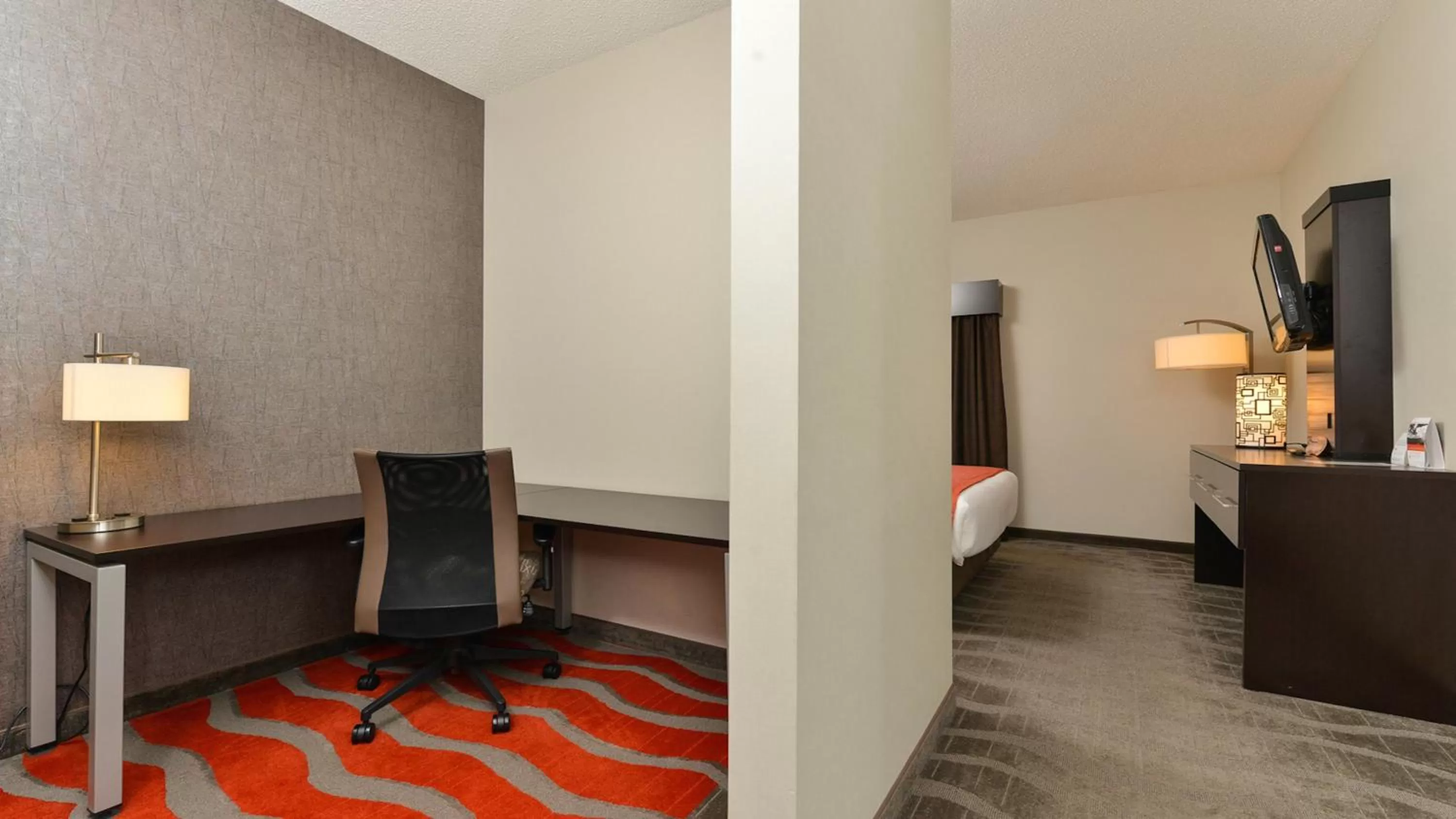 Photo of the whole room, Bed in Holiday Inn Express Hotel & Suites - Edmonton International Airport by IHG