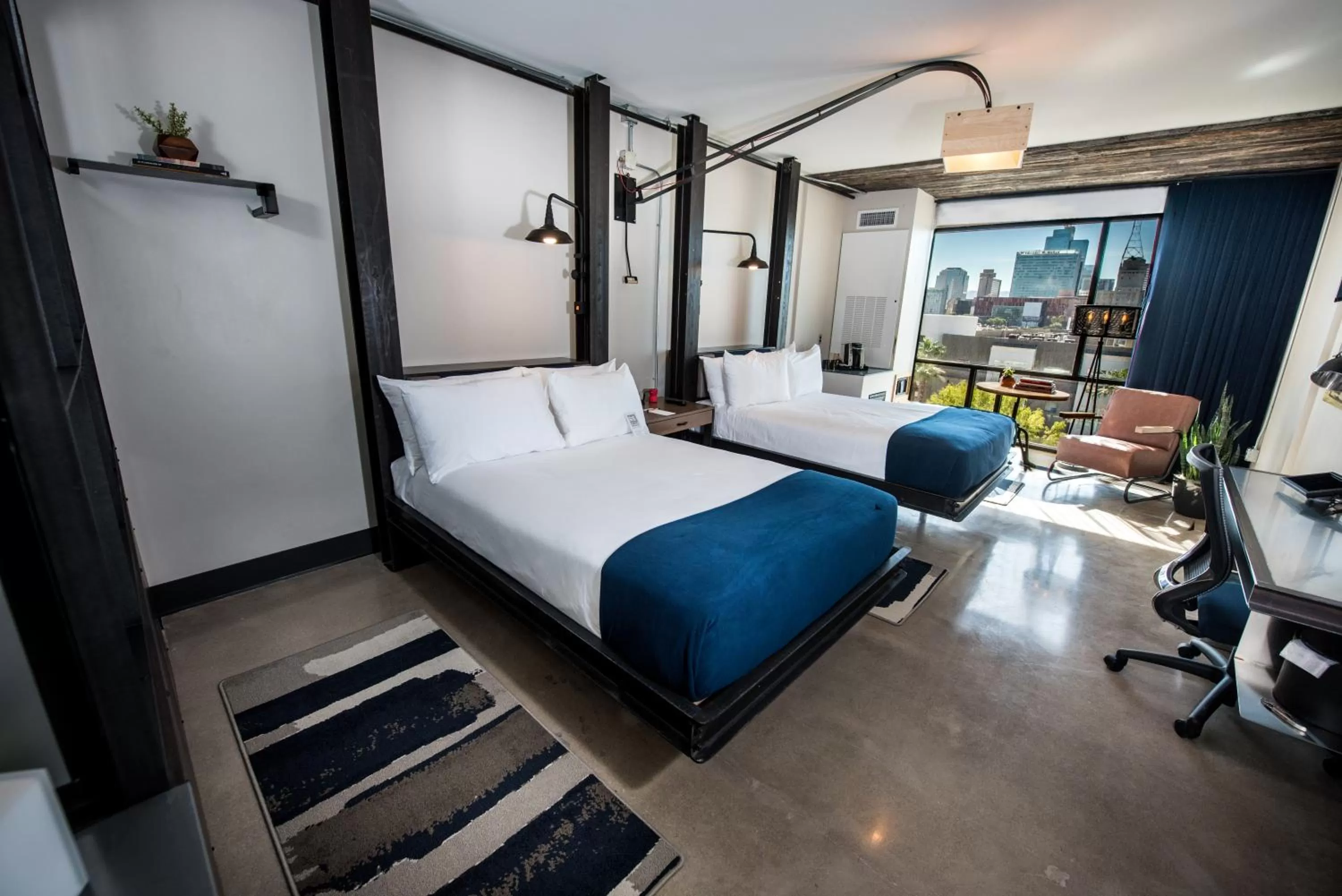 Photo of the whole room, Bed in Found Re Phoenix