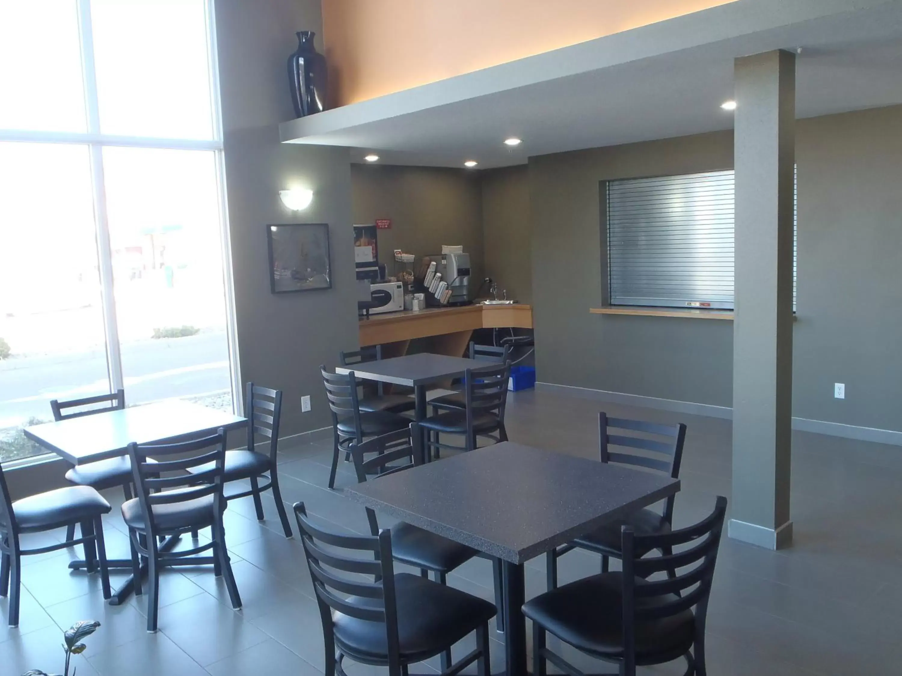 Dining area, Restaurant/Places to Eat in SureStay Plus Hotel by Best Western Lethbridge