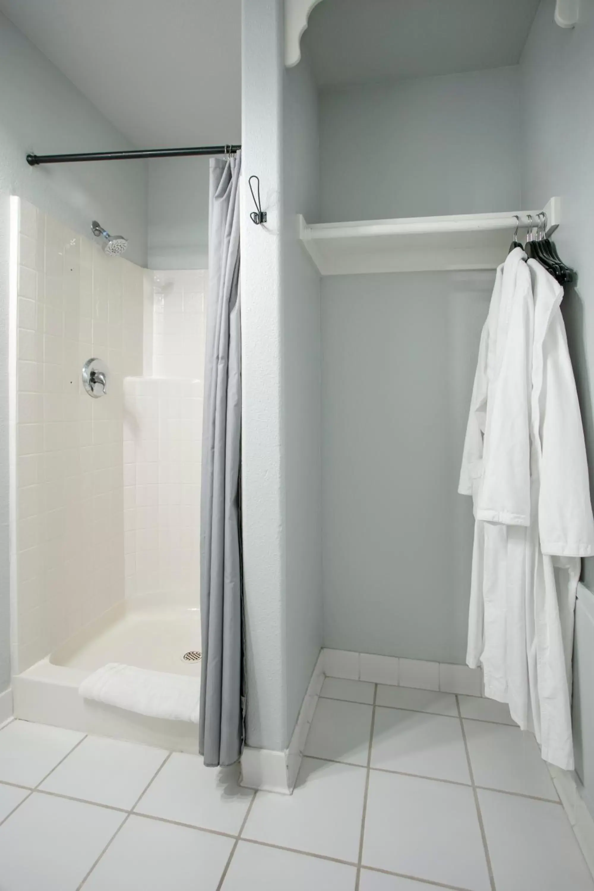 Shower, Bathroom in Hounds Tooth Inn