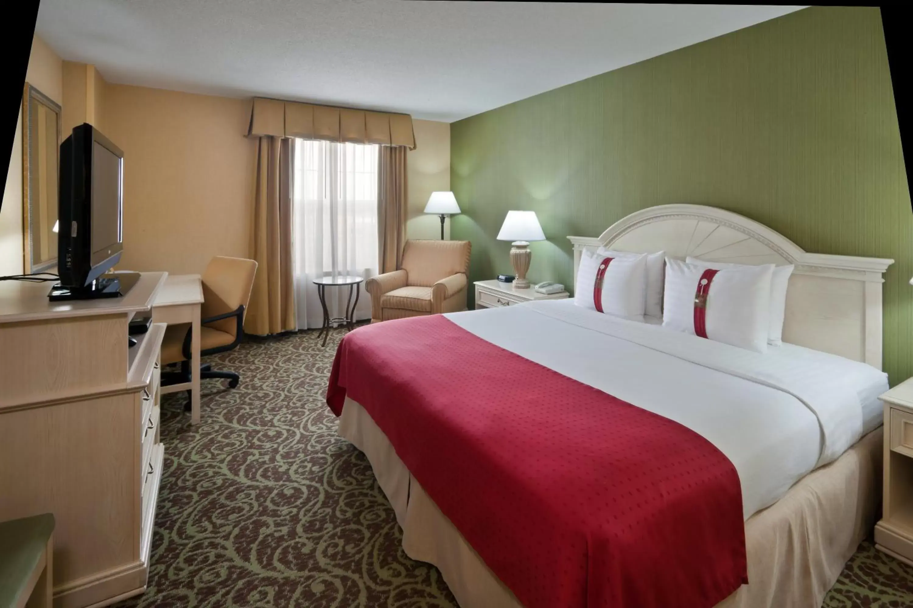 Standard King Room with Roll-In Shower - Communications Access in Holiday Inn Chantilly-Dulles Expo Airport by IHG Standard King Room with Roll-In Shower - Communications Access in Holiday Inn Chantilly-Dulles Expo Airport by IHG