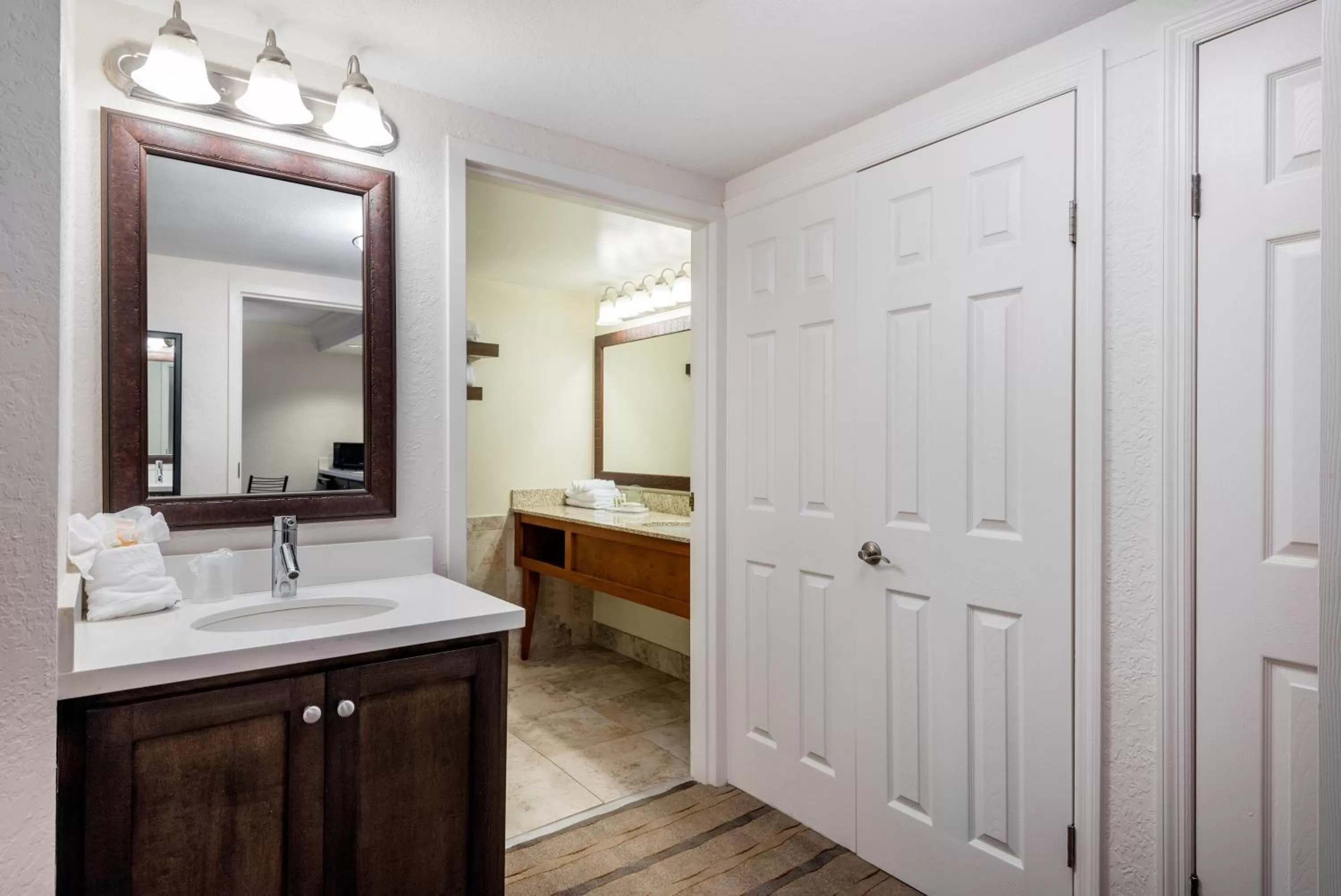 Photo of the whole room in Holiday Inn Fort Lauderdale Airport by IHG