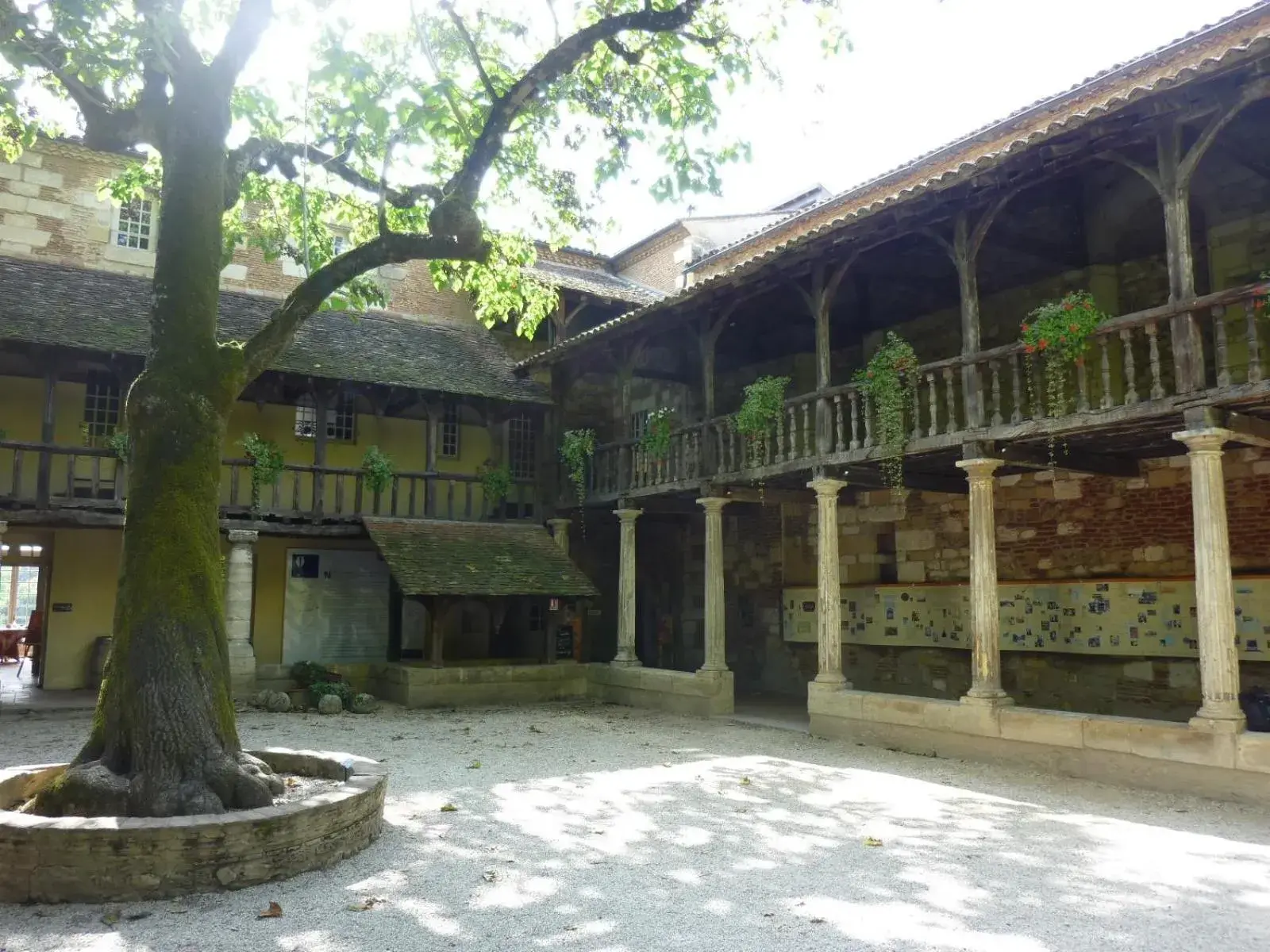 Nearby landmark, Property Building in Hotel de France