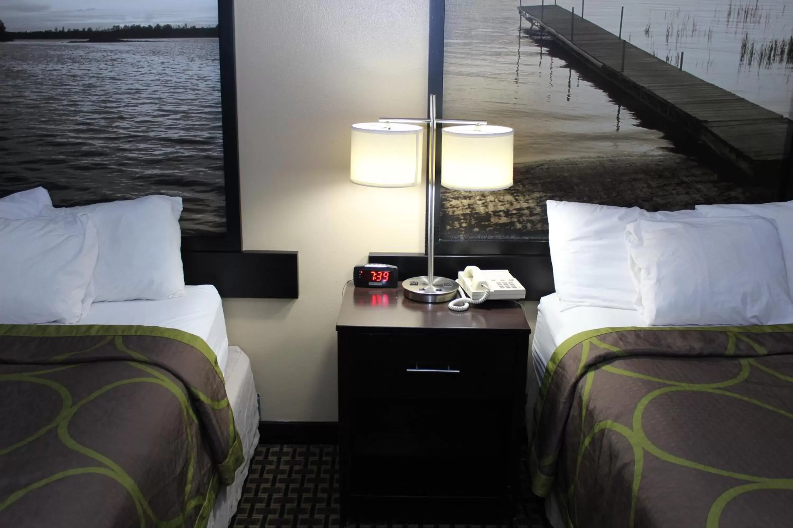 Bedroom, Bed in Super 8 by Wyndham Clear Lake