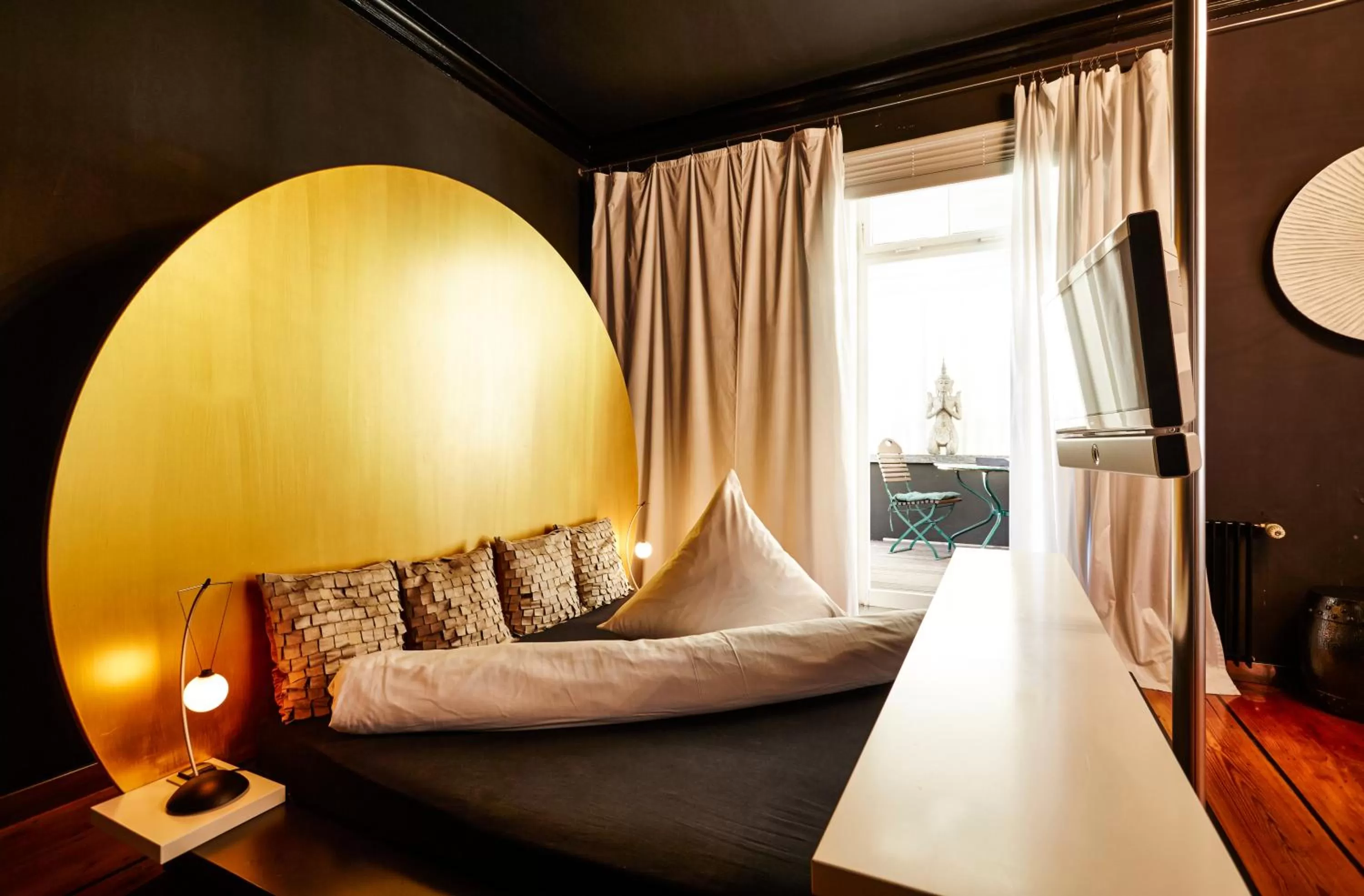 Photo of the whole room, Bed in Der Zauberlehrling