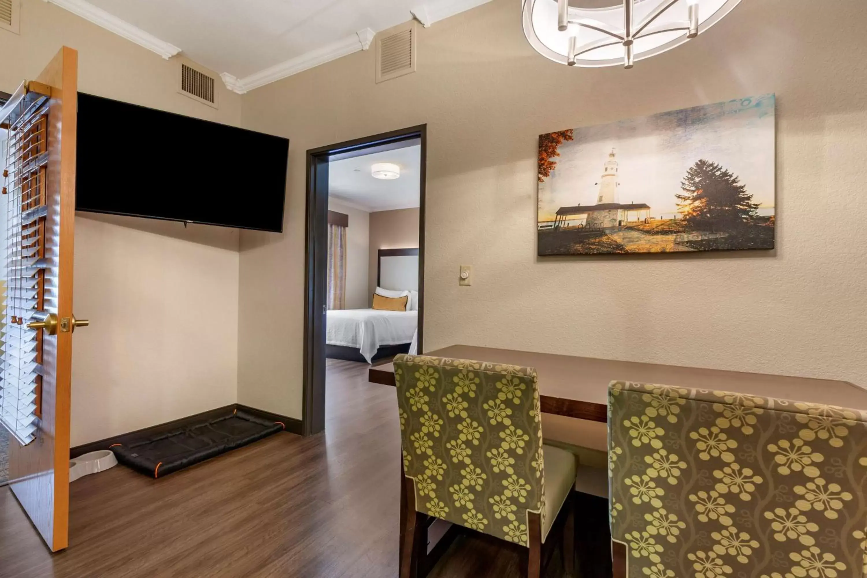 Bedroom, TV/Entertainment Center in Best Western Premier Bridgewood Hotel Resort