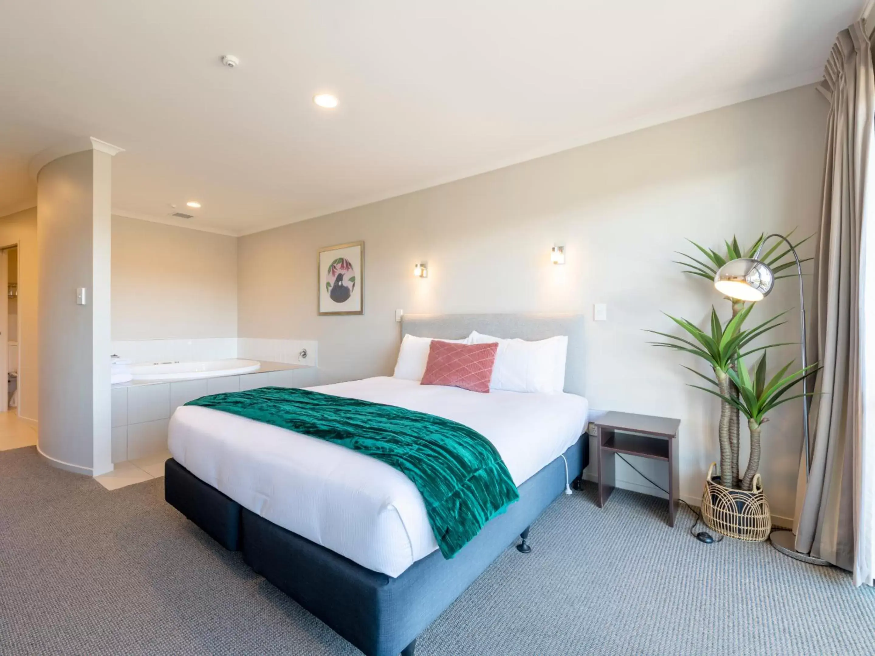 Bedroom, Bed in Lake Taupo Motor Inn