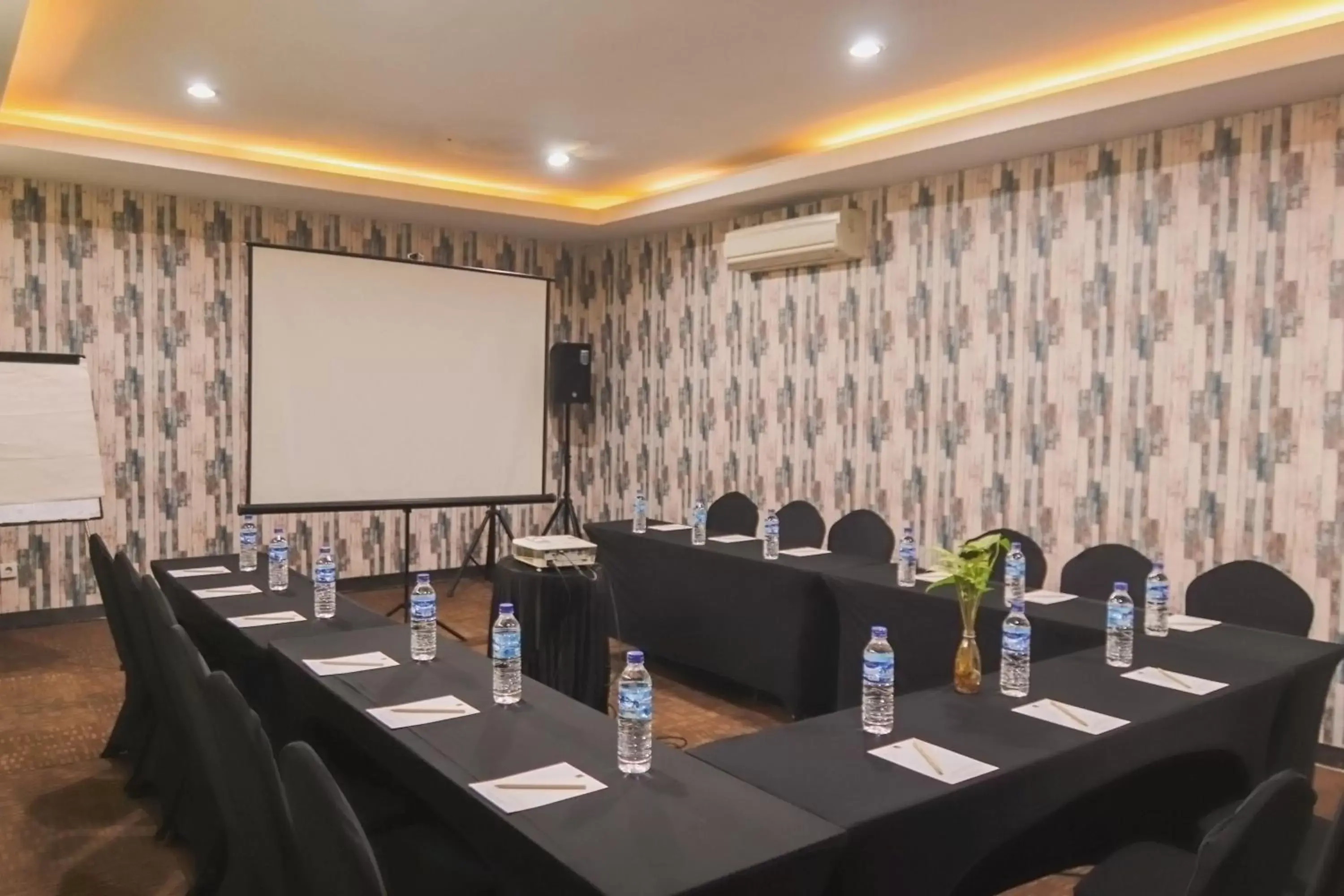 Business Area/Conference Room in de Laxston Hotel Jogja by AZANA