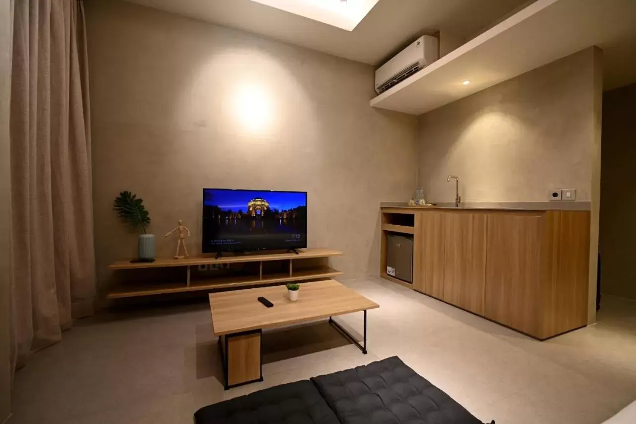 TV/Entertainment Center in Nostoi