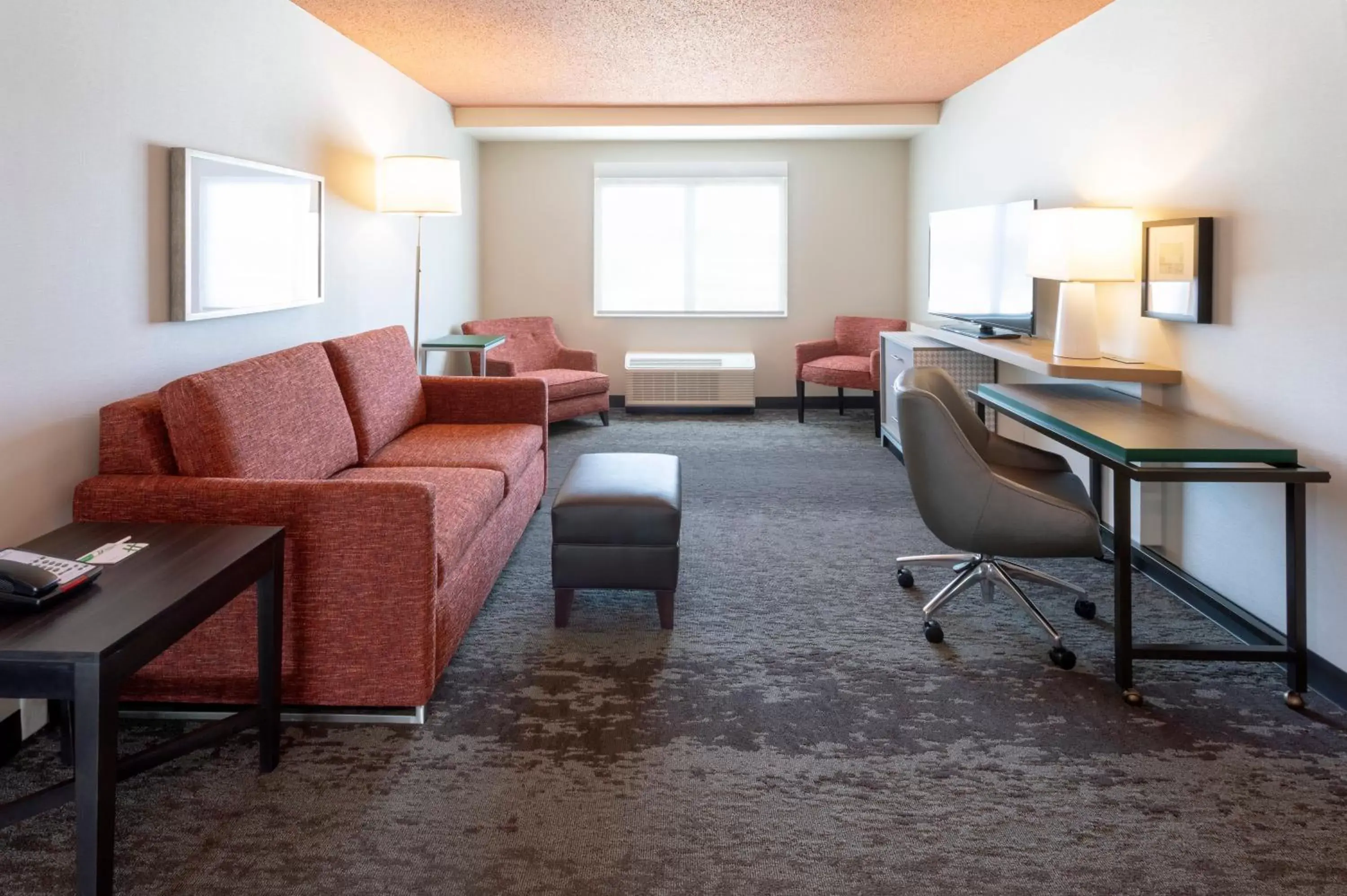 Photo of the whole room, Seating Area in Holiday Inn Marquette, an IHG Hotel