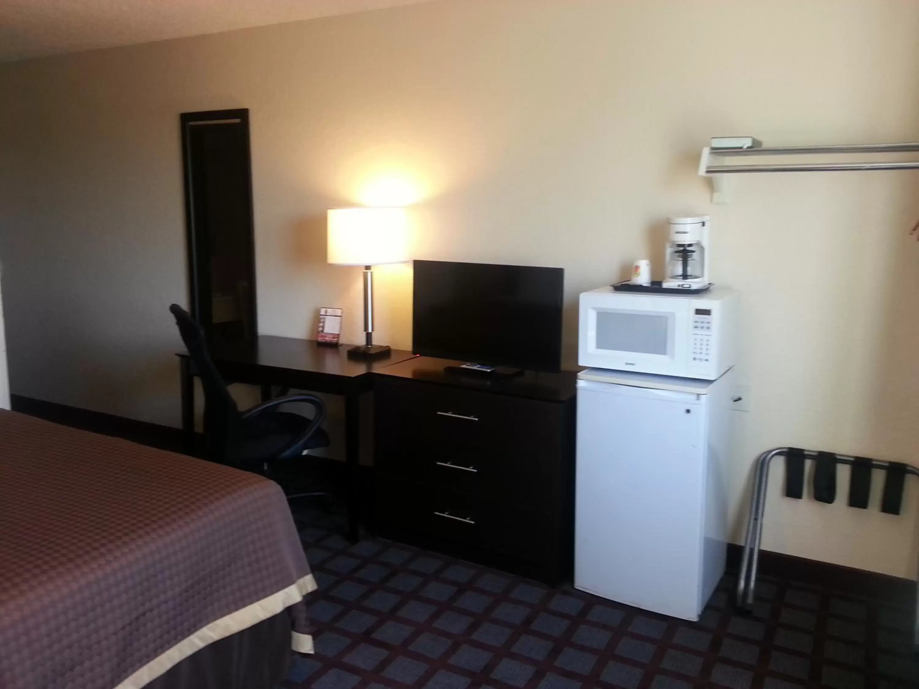 TV and multimedia, TV/Entertainment Center in Super 8 by Wyndham Saginaw