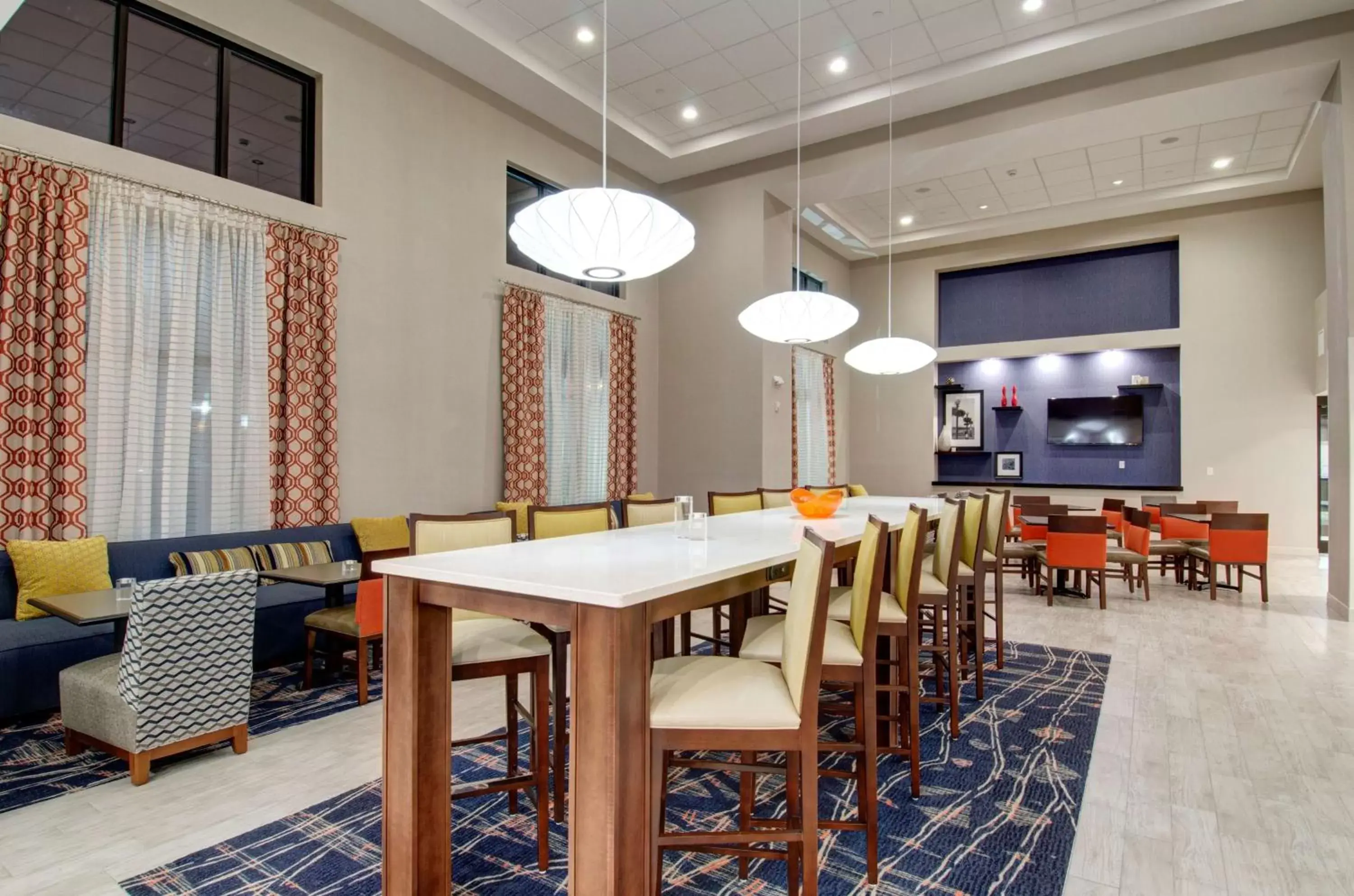 Seating area, Restaurant/Places to Eat in Hampton Inn & Suites Springfield Downtown
