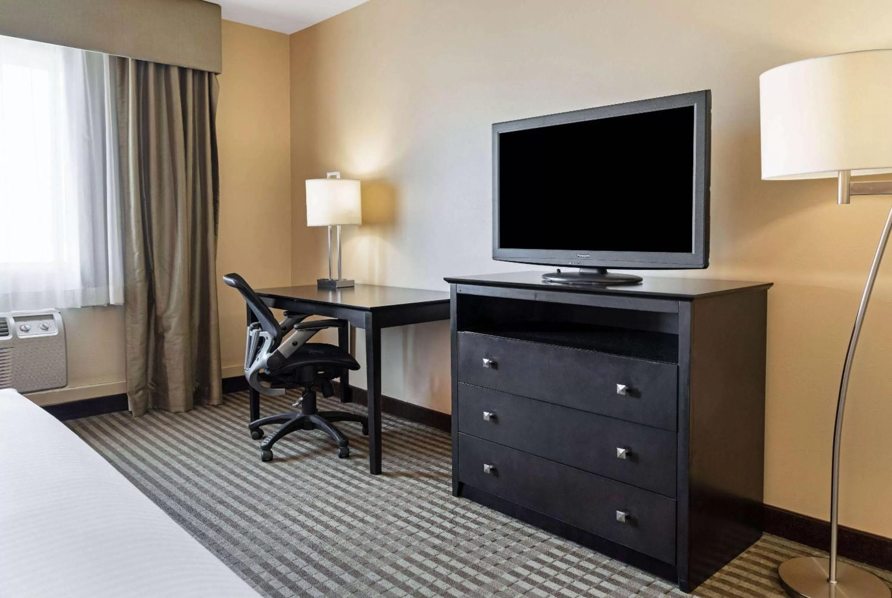 Photo of the whole room, Bed in La Quinta by Wyndham Tucson - Reid Park