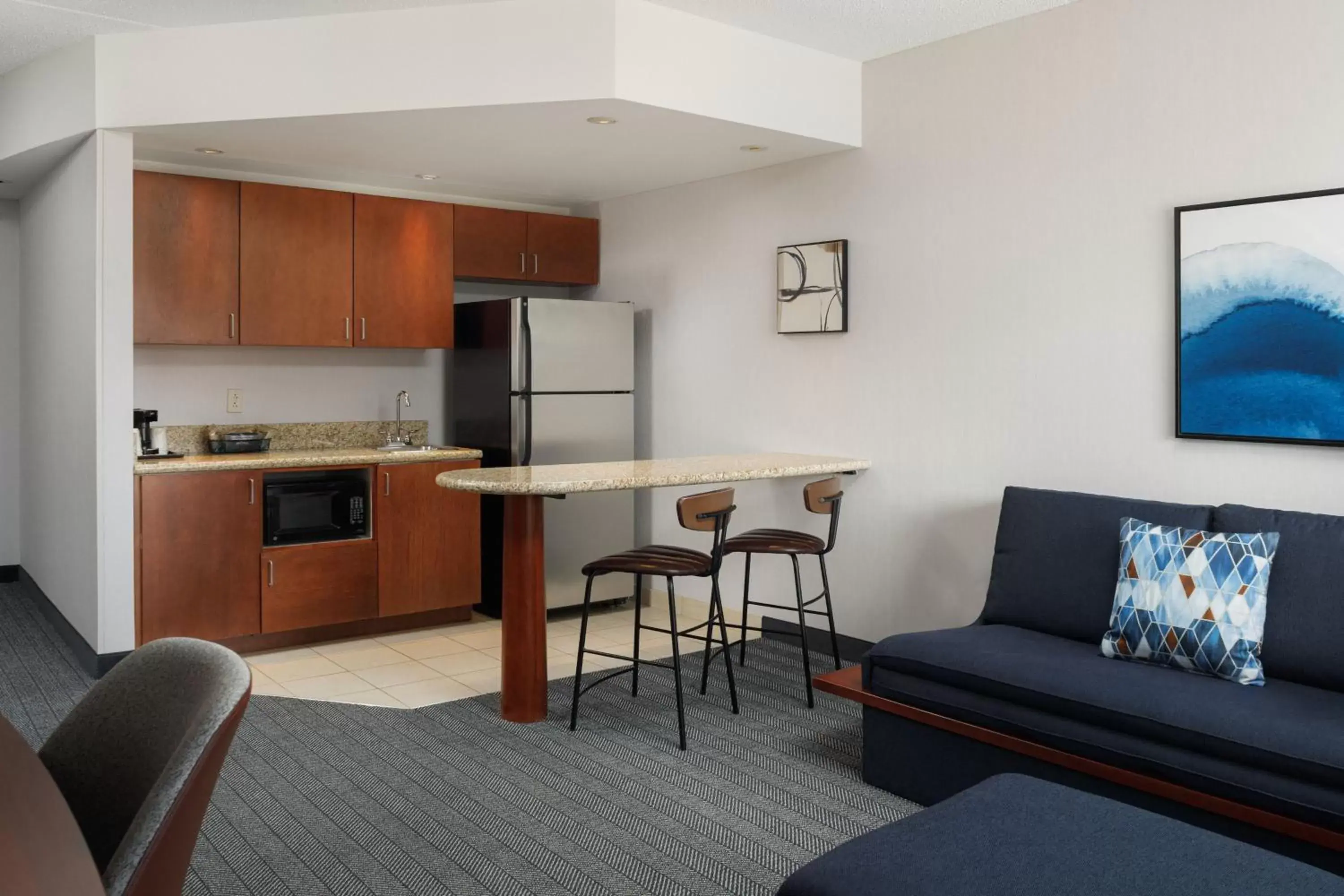 Living room, Kitchen/Kitchenette in Courtyard by Marriott Boone