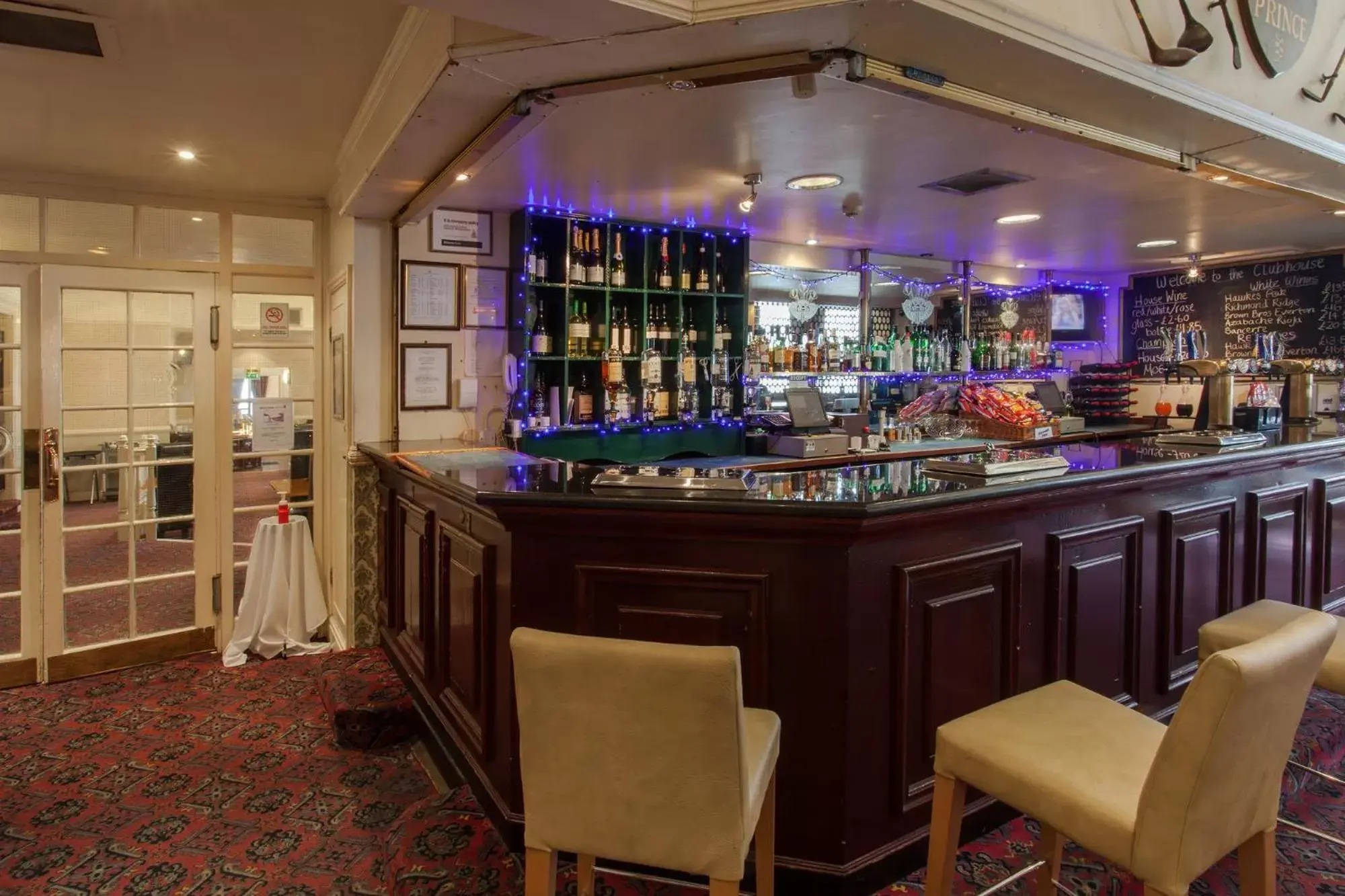 Lounge or bar in Prince Of Wales Hotel