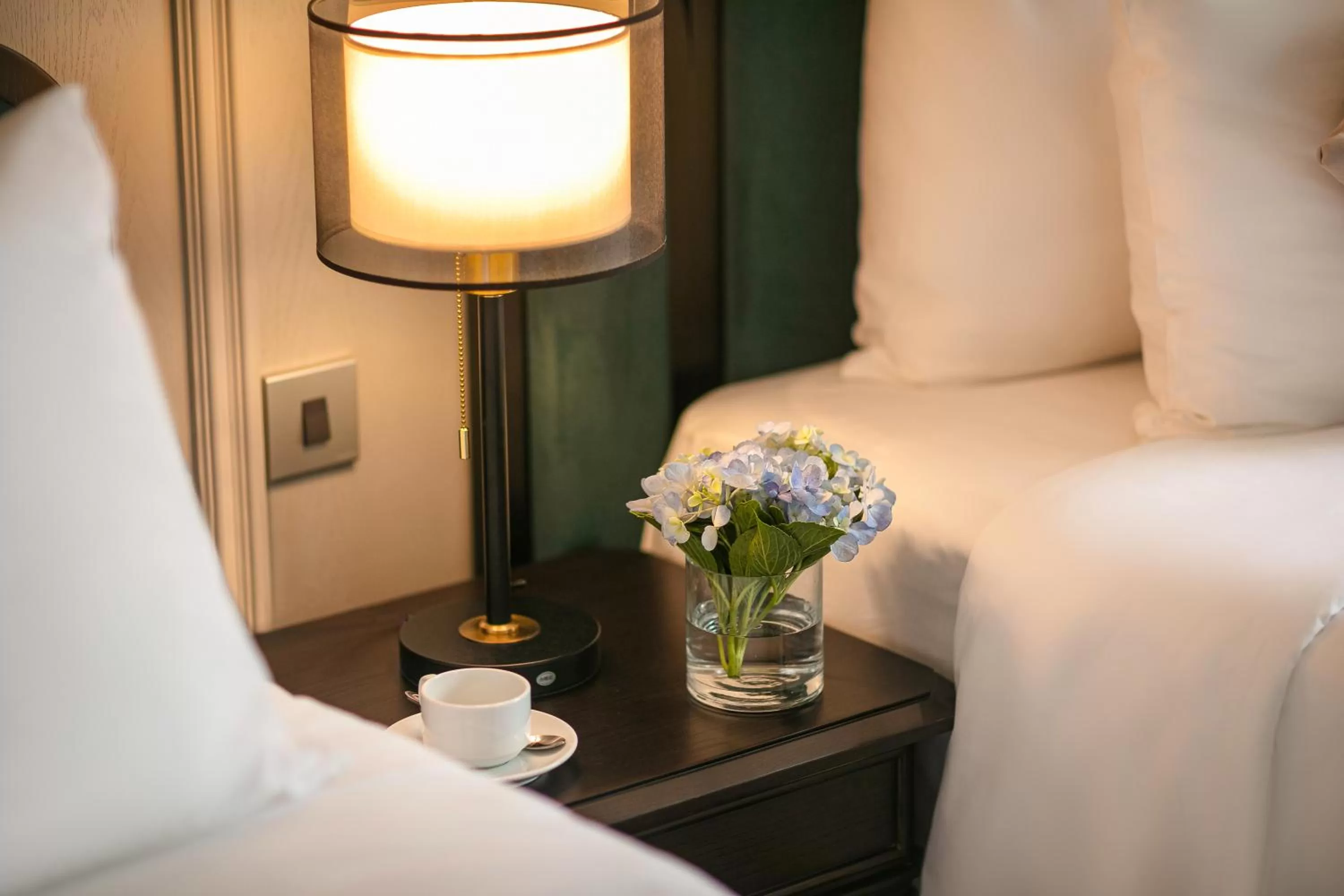 Bed in MAY DE VILLE Lakeside Hotel