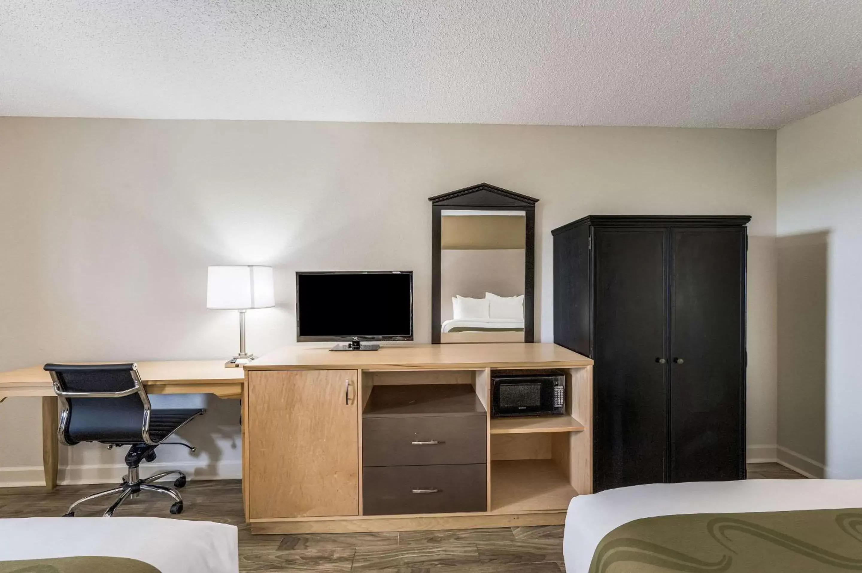 Photo of the whole room, TV/Entertainment Center in Quality Inn & Suites Hot Springs-Lake Hamilton