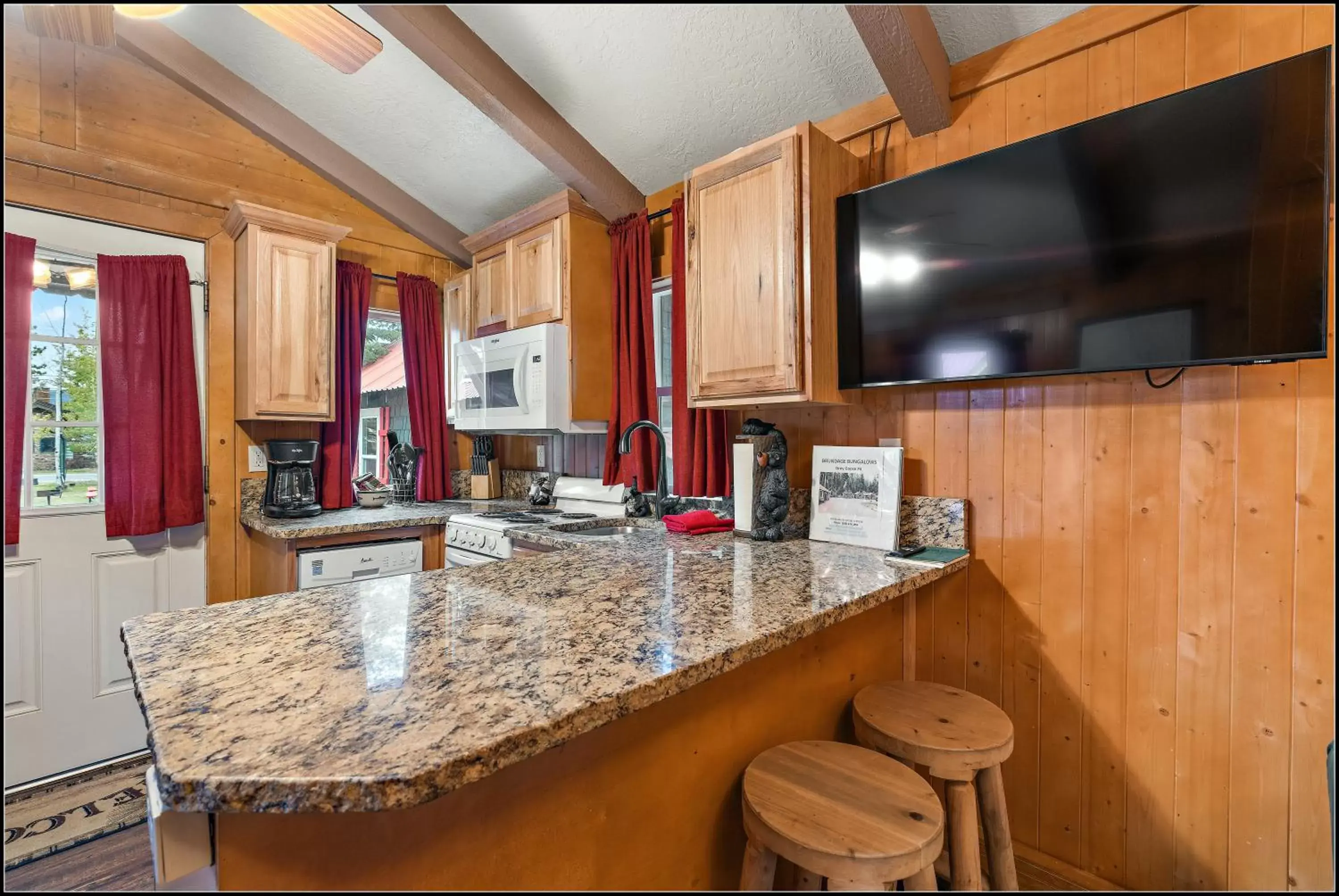 TV and multimedia, Bathroom in Brundage Bungalows