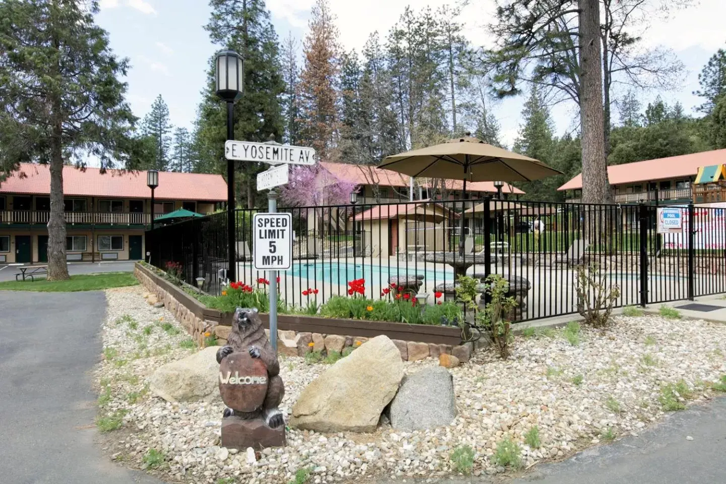 Facade/entrance in Yosemite Westgate Lodge