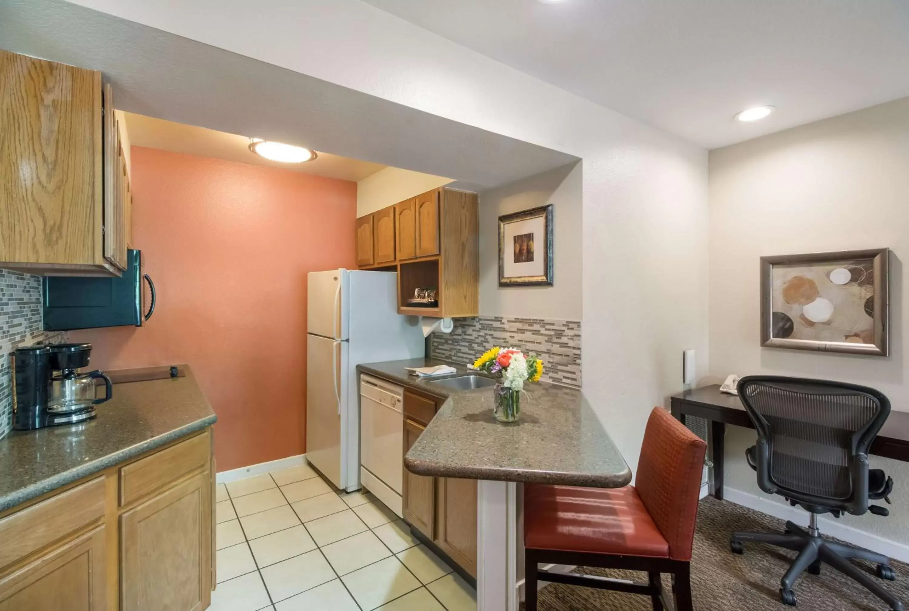 Bedroom, Kitchen/Kitchenette in Sonesta ES Suites Torrance Redondo Beach