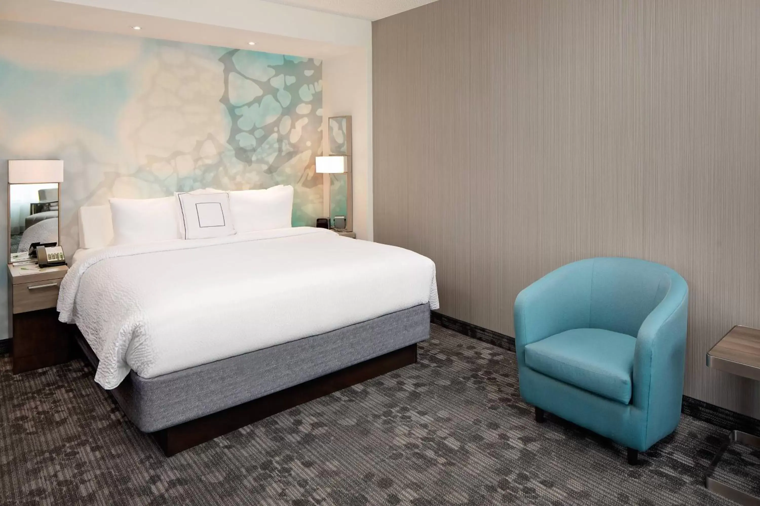 Photo of the whole room, Bed in Courtyard by Marriott Dallas Downtown/Reunion District