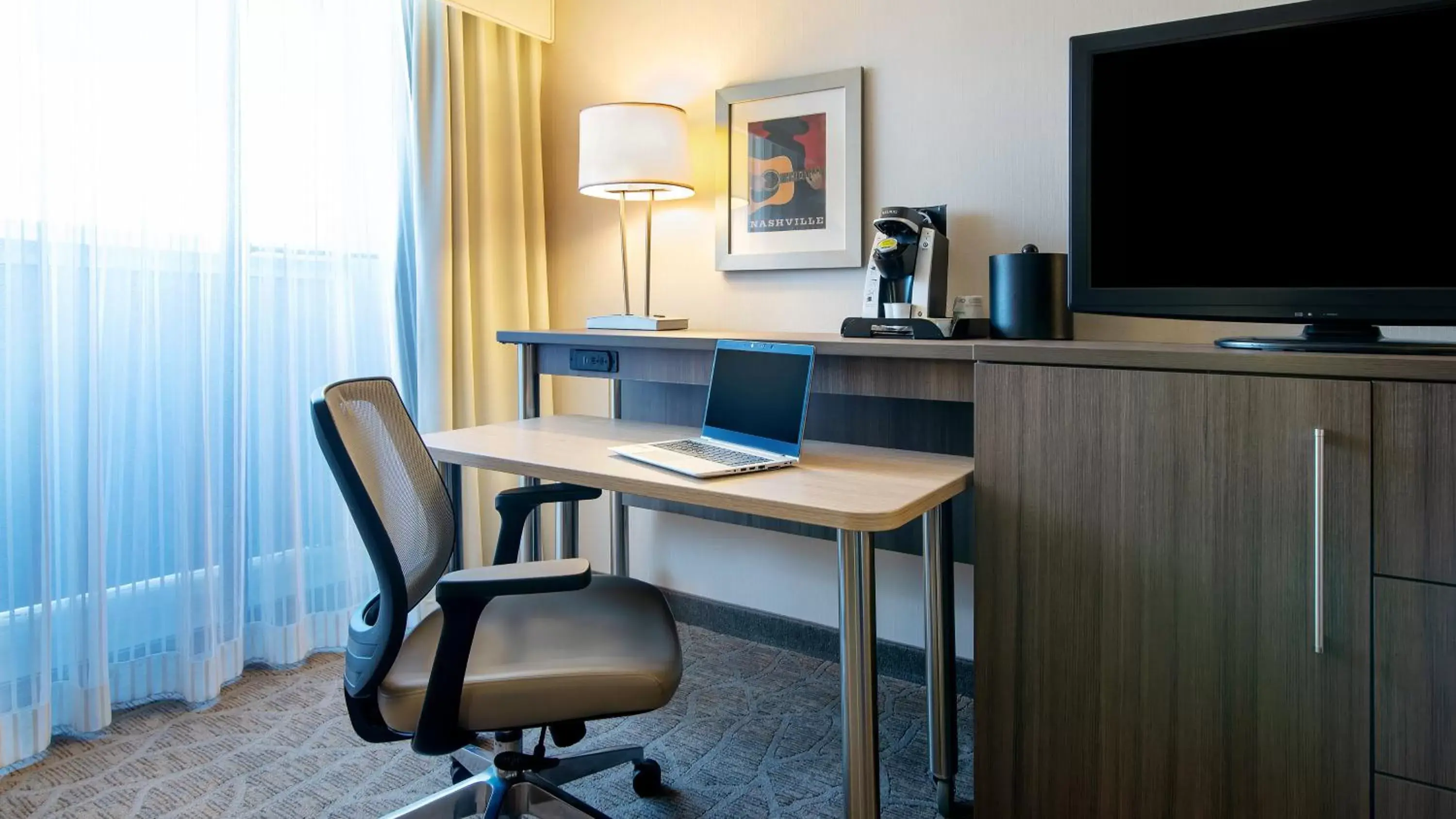 Photo of the whole room, TV/Entertainment Center in Holiday Inn Nashville Vanderbilt, an IHG Hotel