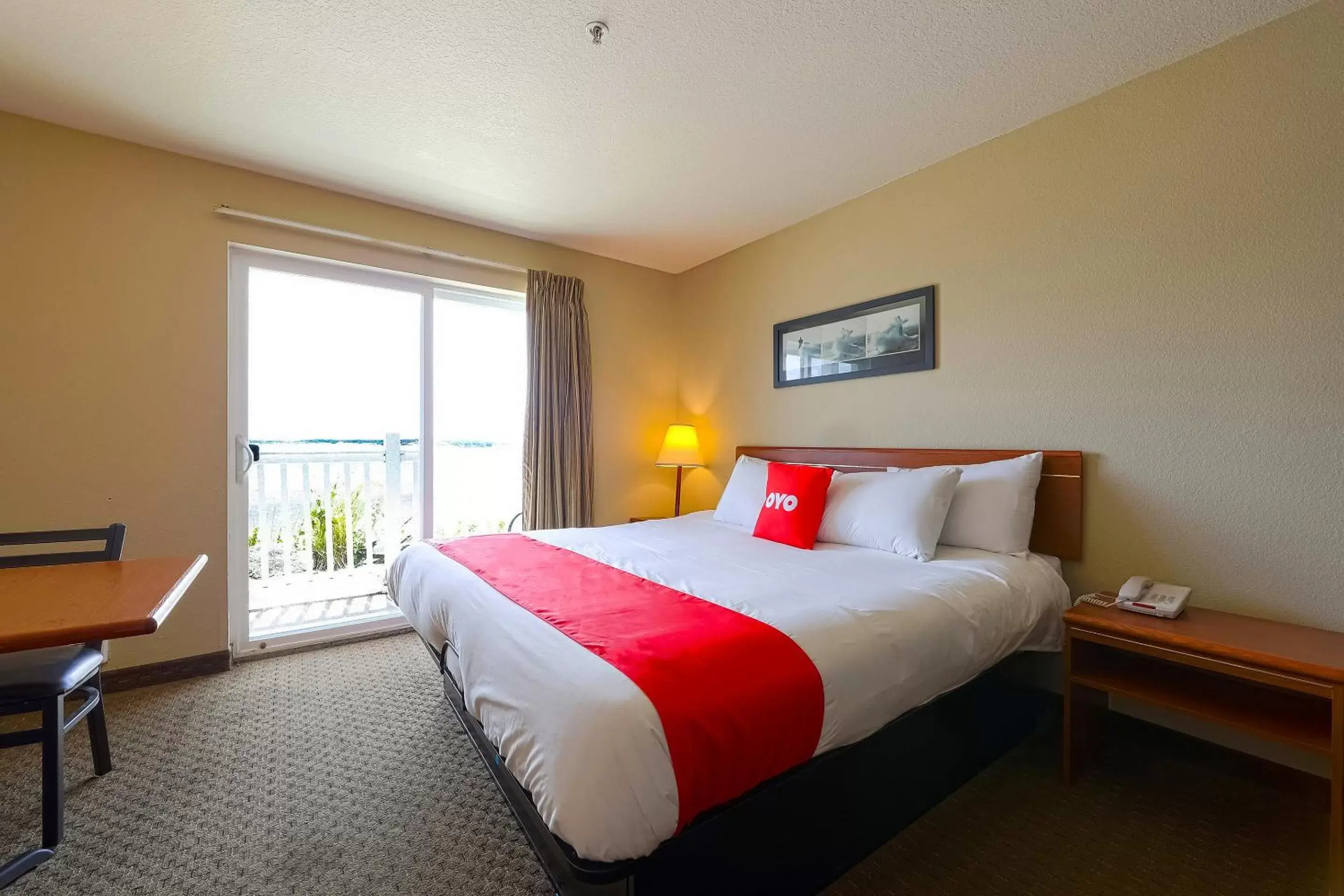 Bedroom, Bed in Siletz Bay Beachfront Hotel by OYO Lincoln City