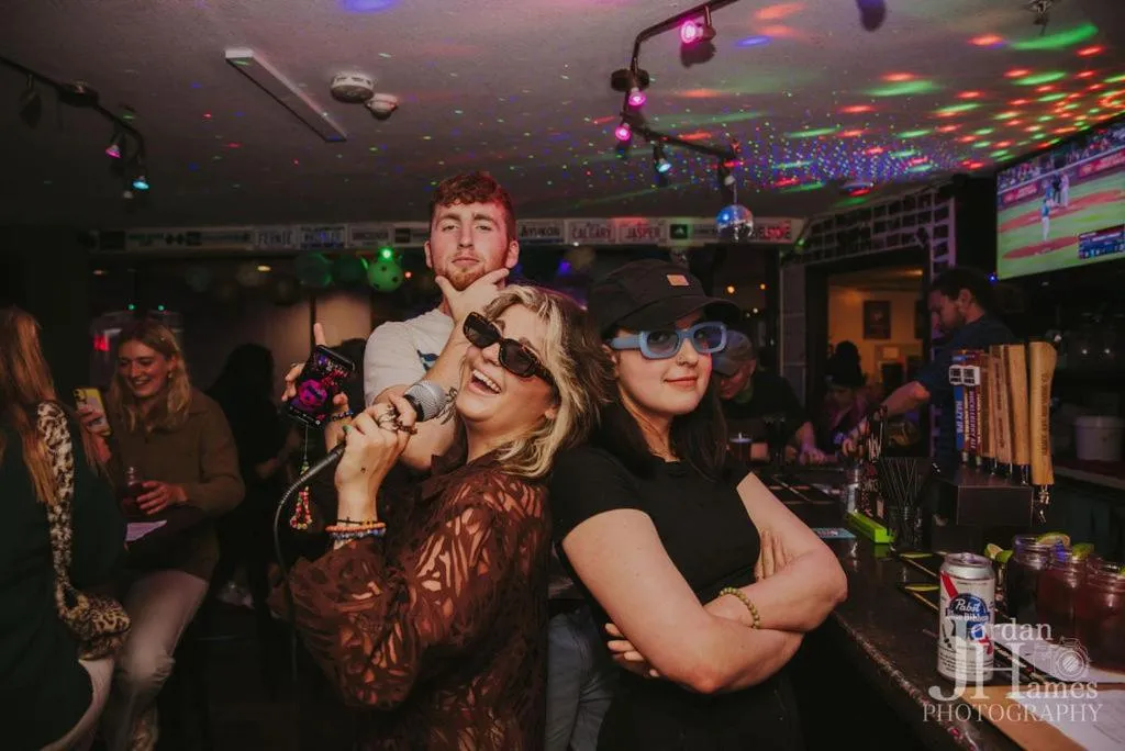 Lounge or bar in Samesun Banff Hostel