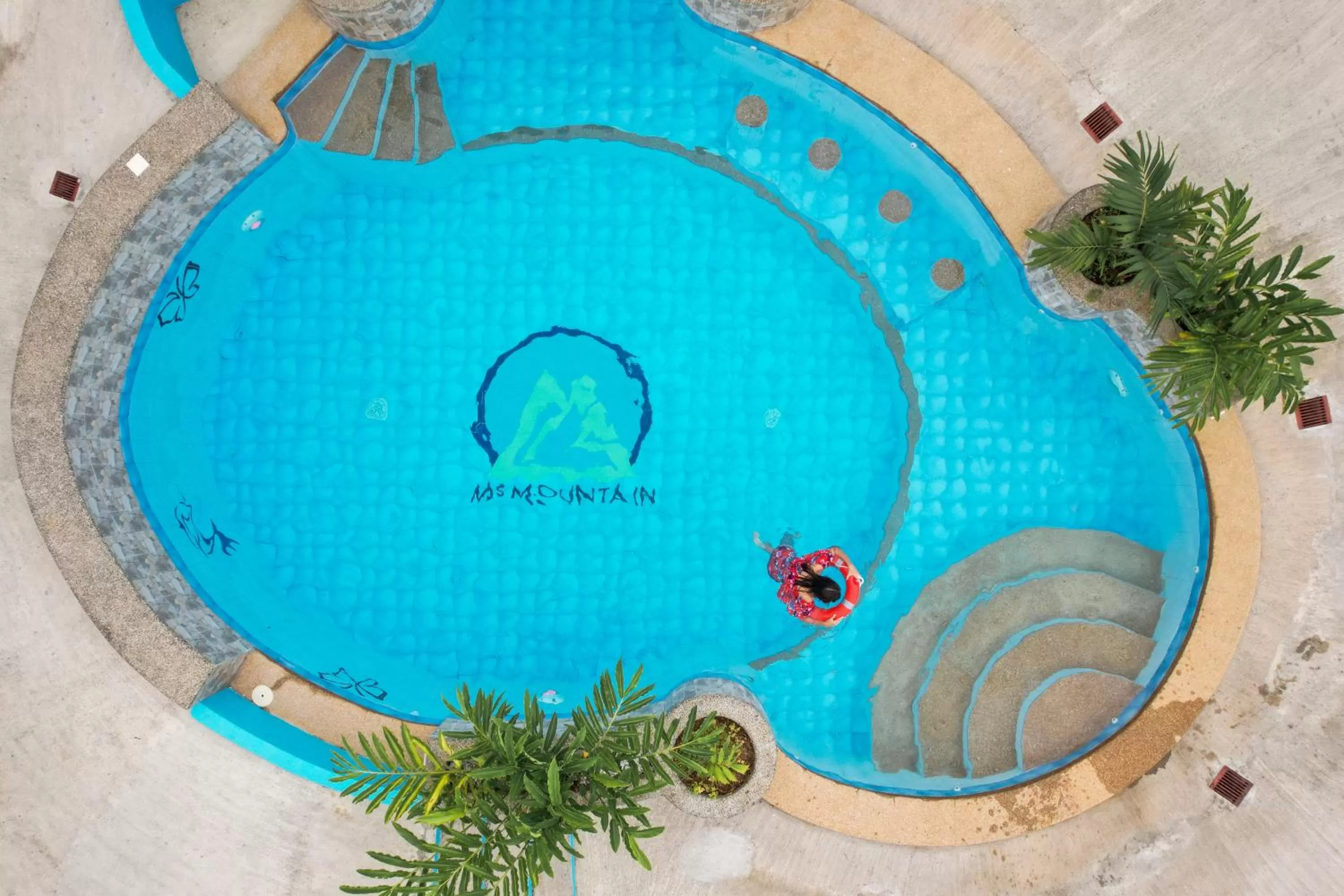 Swimming pool in MS Mountain Cabin