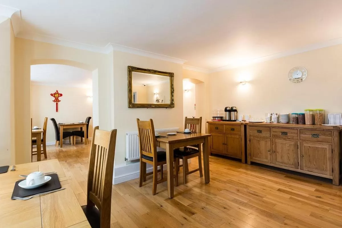 Restaurant/Places to Eat in The Station Hotel