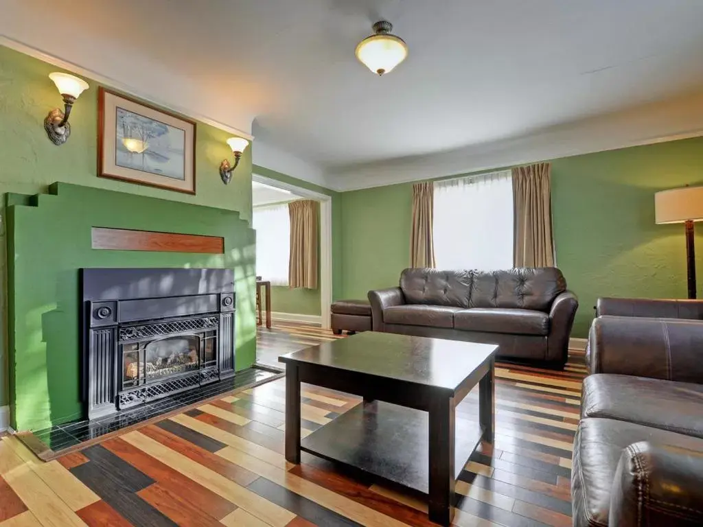 Bathroom, Seating Area in James Bay Inn Hotel, Suites & Cottage