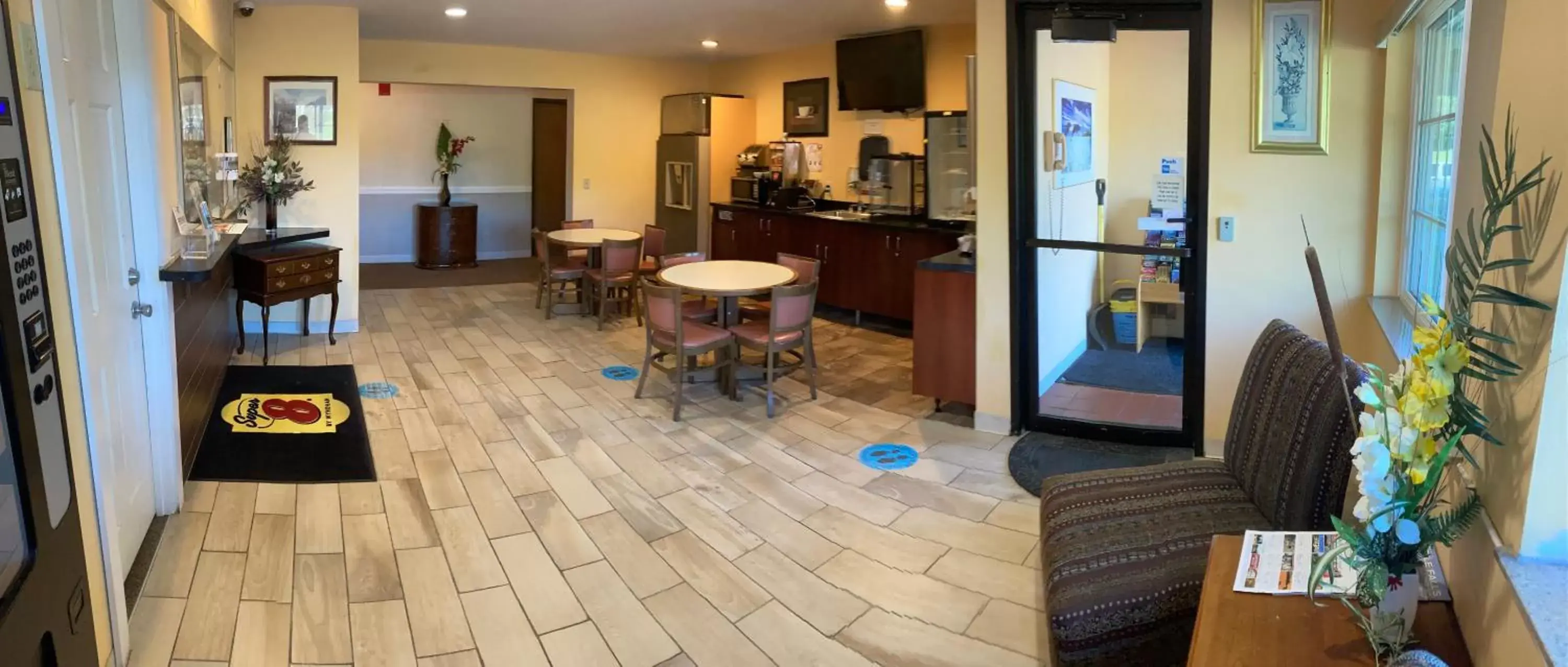 Lobby or reception in Super 8 by Wyndham Chisago City Lobby or reception in Super 8 by Wyndham Chisago City