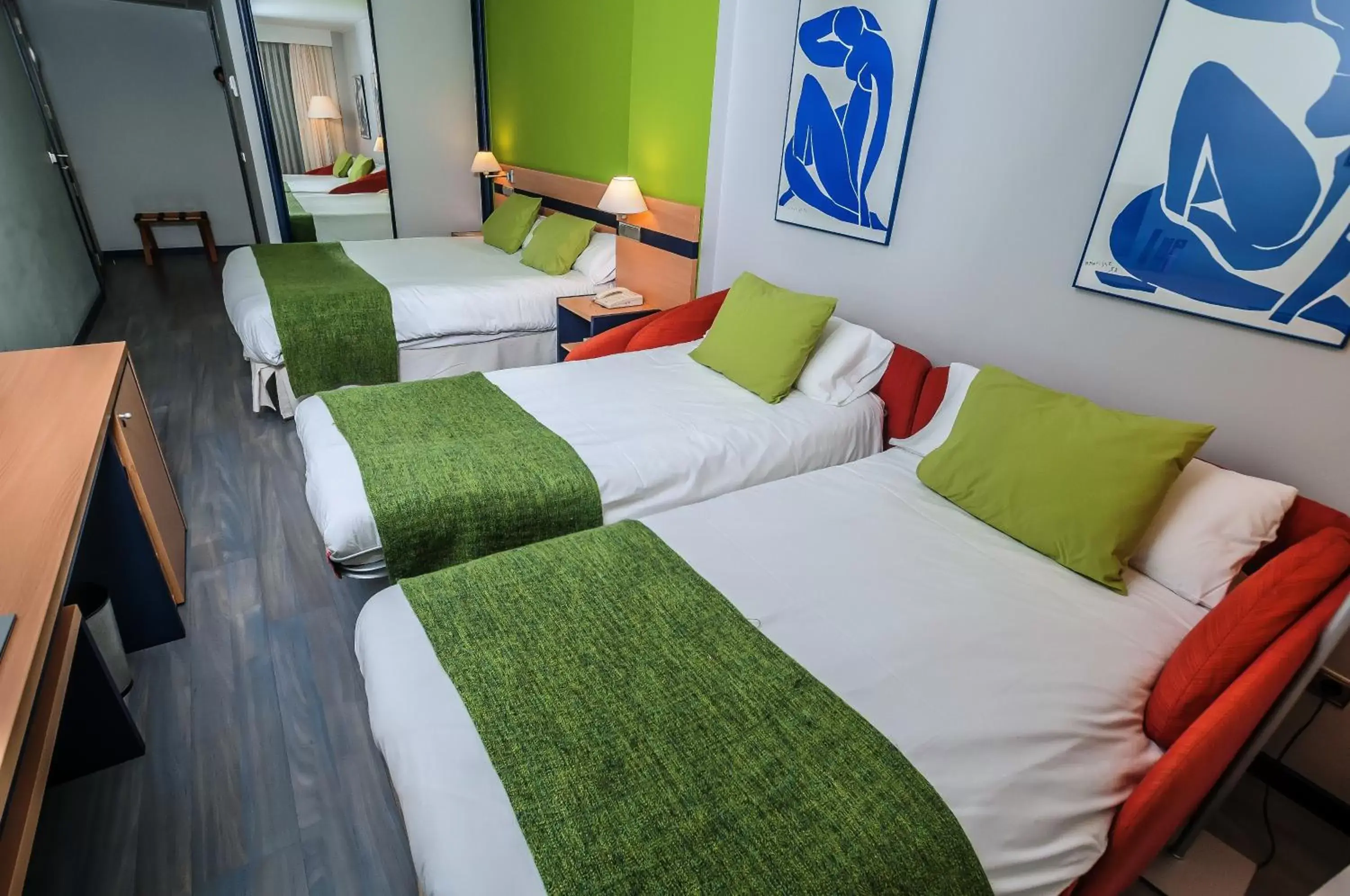 Photo of the whole room, Bed in Ibis Styles Zaragoza Ramiro I