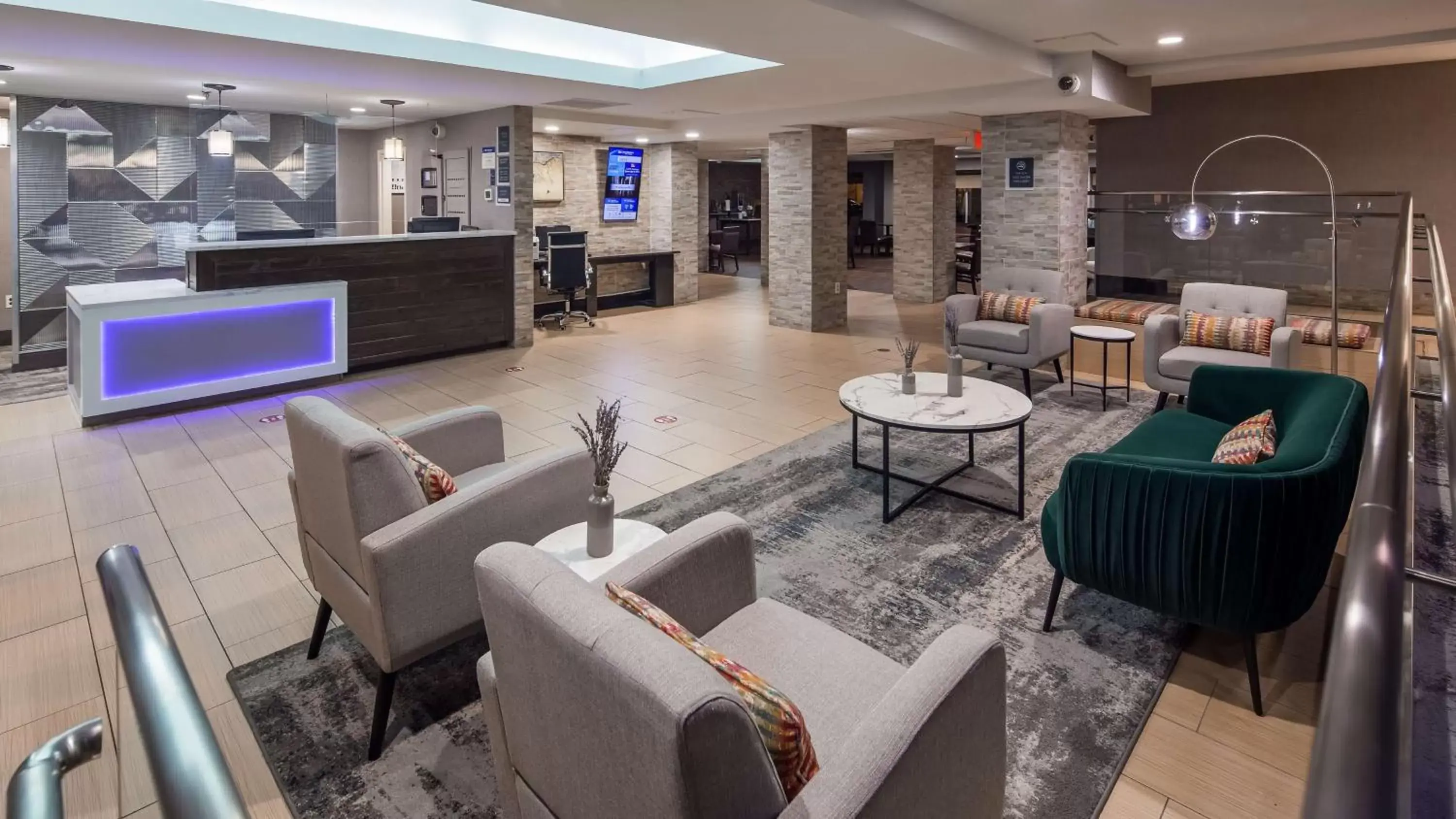 Lobby or reception, Lounge/Bar in Best Western Plus Raleigh Crabtree Valley Hotel