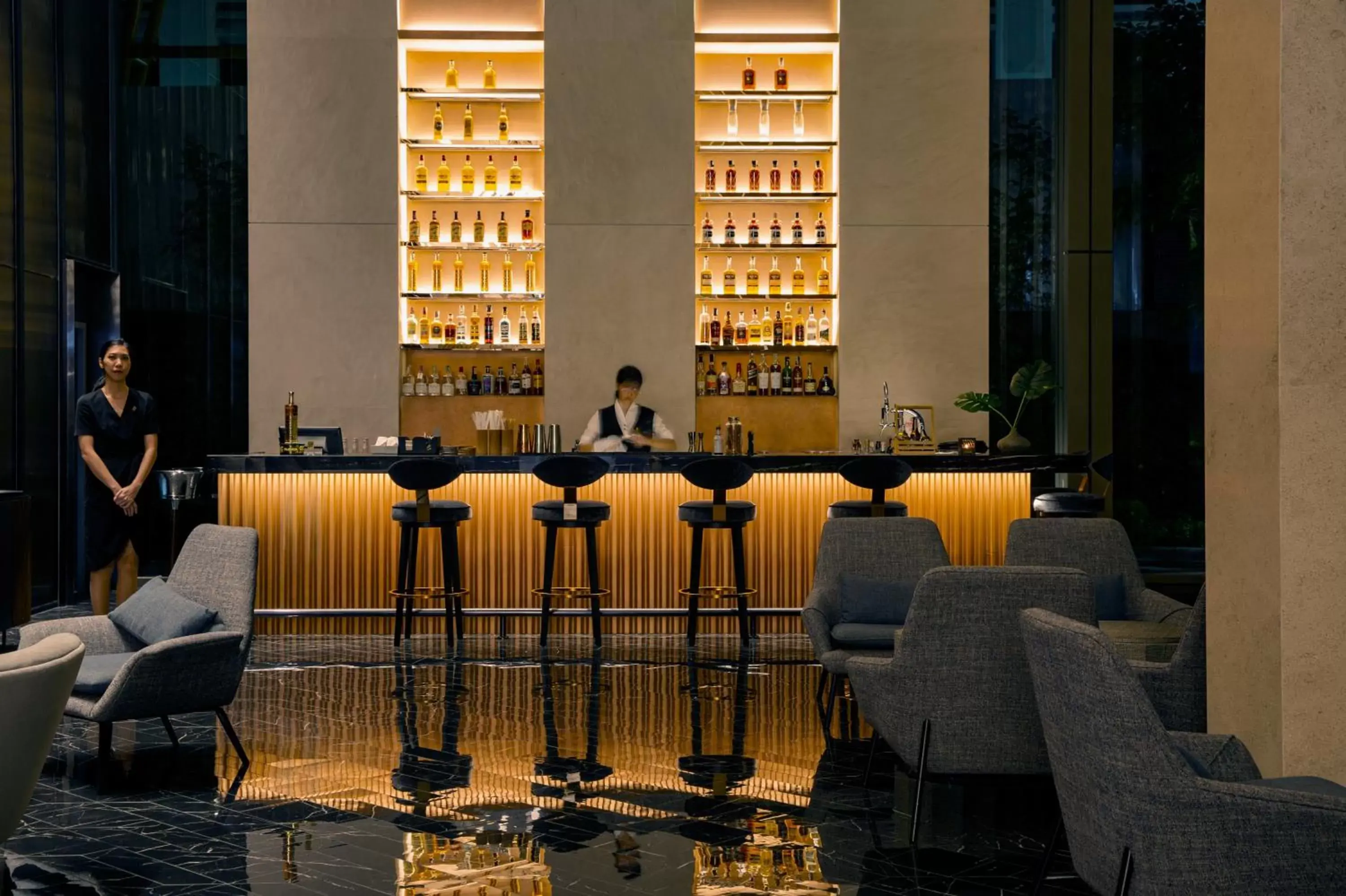 Lounge or bar in Sindhorn Midtown Hotel Bangkok, Vignette Collection - an IHG Hotel