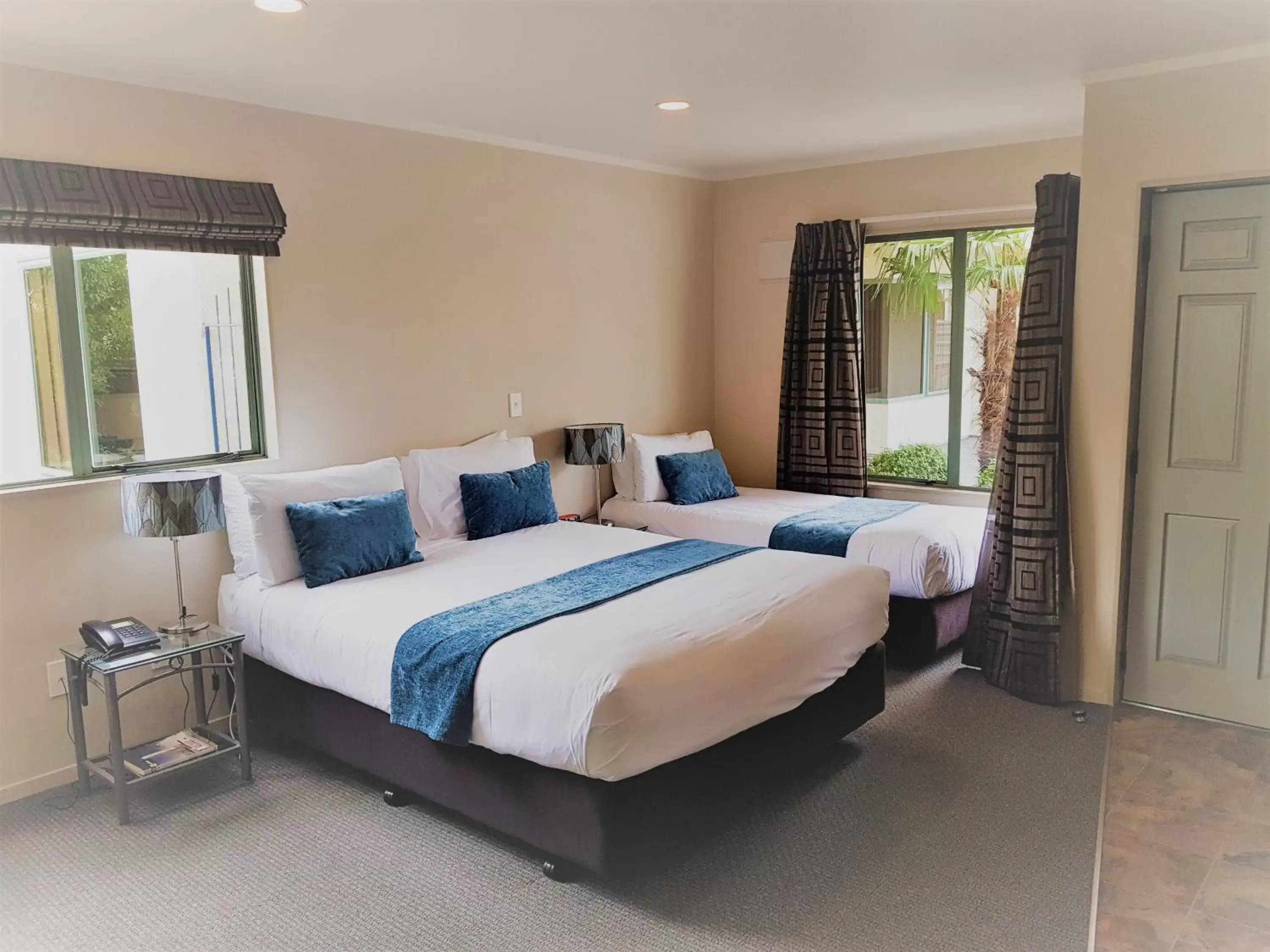 Bedroom, Bed in Portmans Motor Lodge