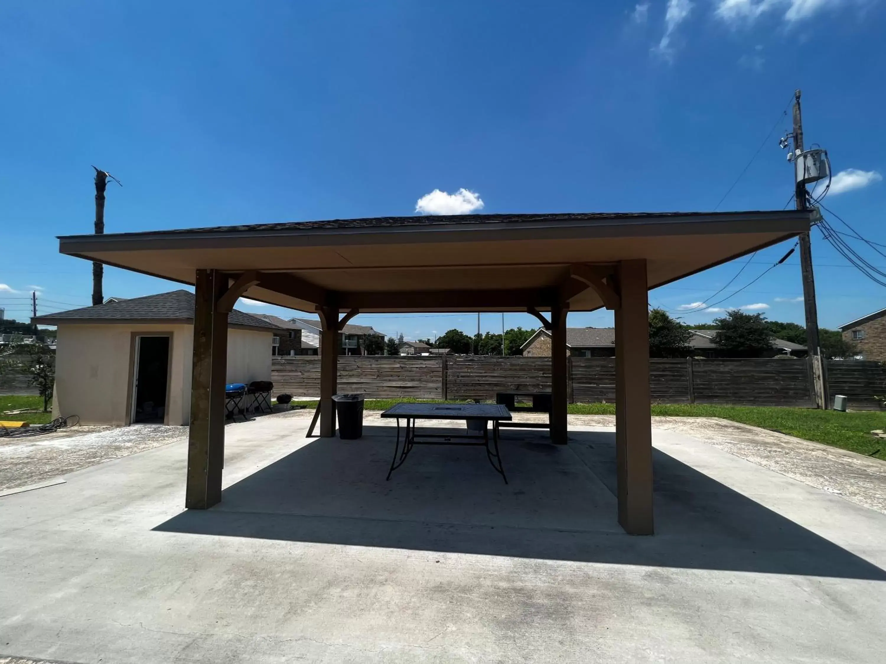 BBQ facilities in Super 8 by Wyndham Baytown/Mont Belvieu