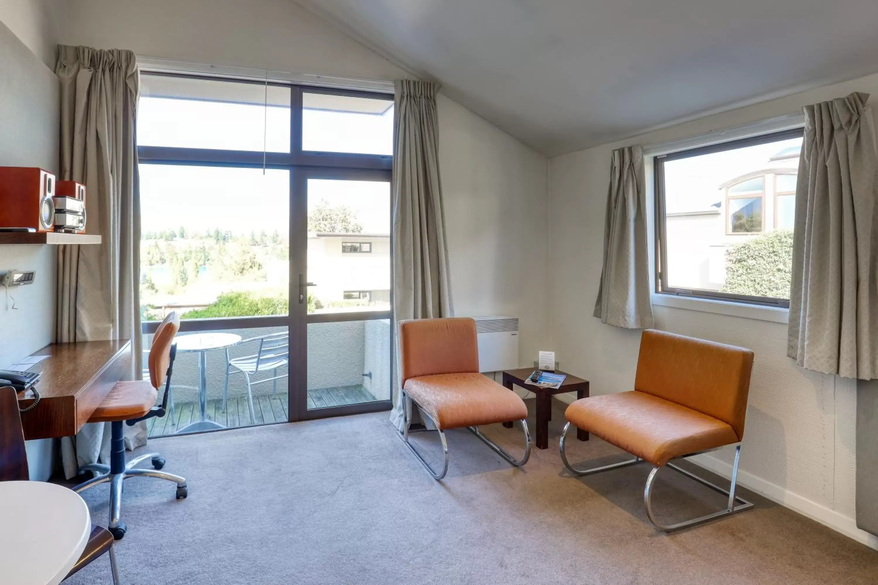 Living room, Seating Area in Garden Court Suites & Apartments