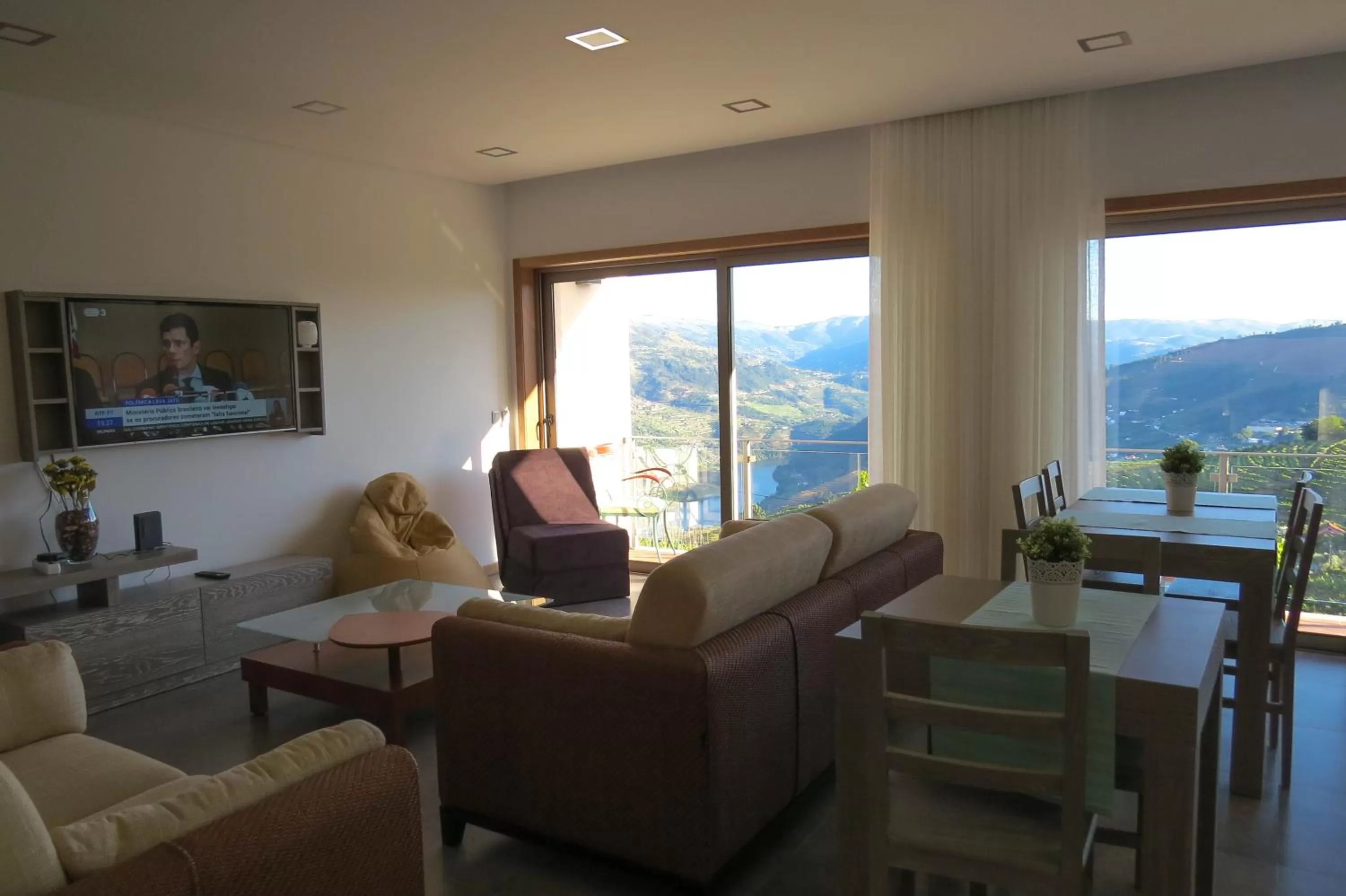 Communal lounge/ TV room in Casa Miradouro