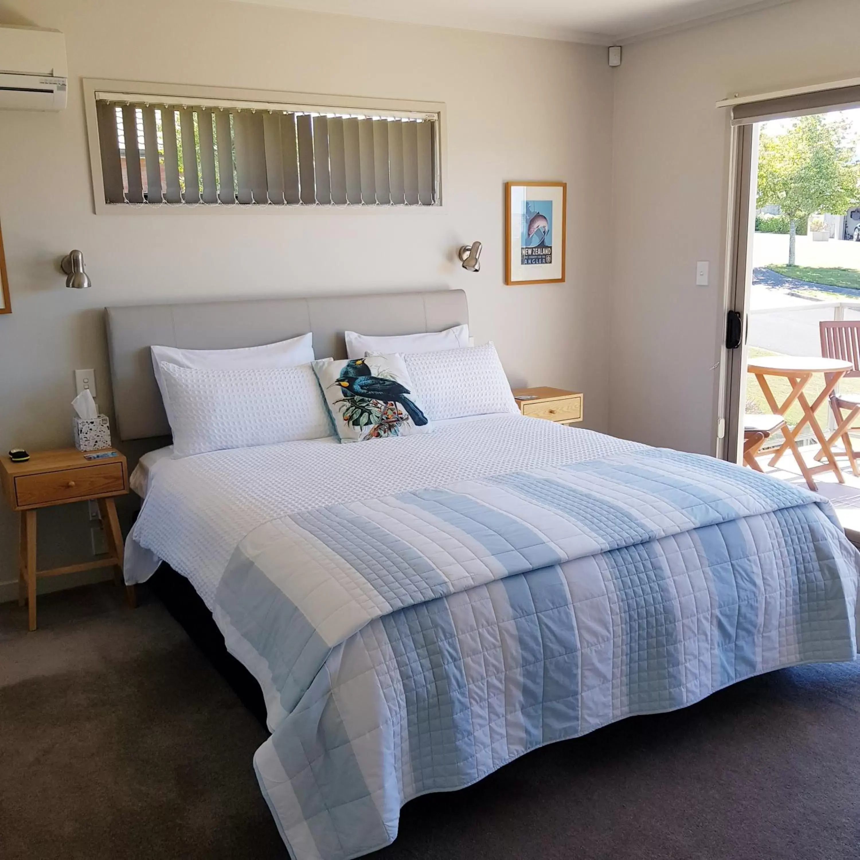 King Room with Balcony - single occupancy in Rotorua Views B&B/Apartment King Room with Balcony - single occupancy in Rotorua Views B&B/Apartment