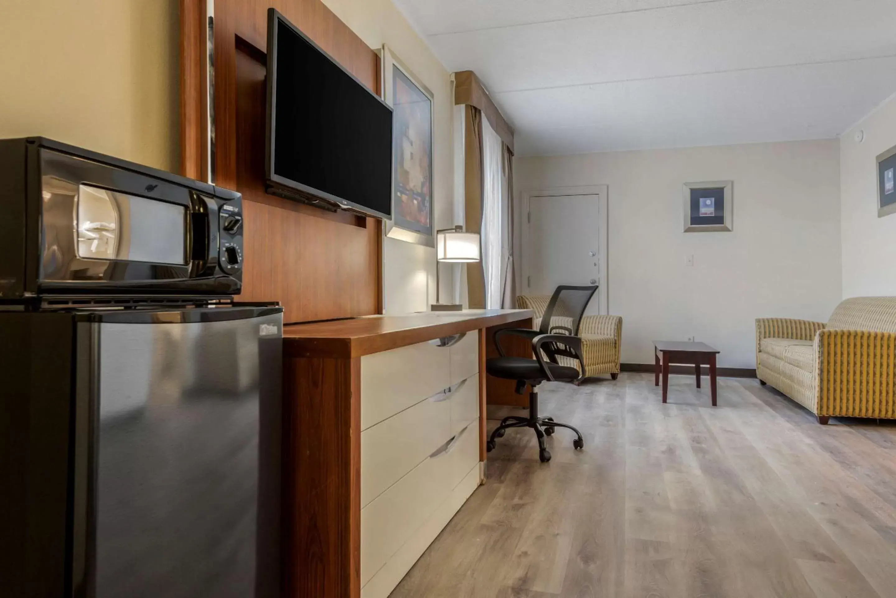 Bedroom, TV/Entertainment Center in Quality Inn & Suites New Hartford - Utica