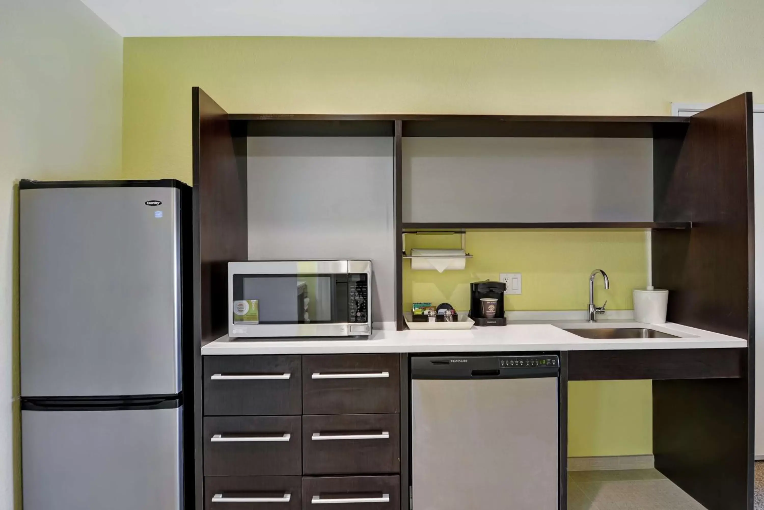 Bedroom, Kitchen/Kitchenette in Home2 Suites By Hilton Baytown