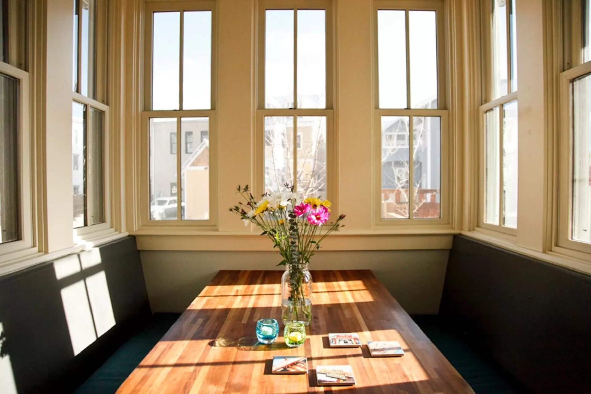 Dining area in South Main Residences by Surf Hotel